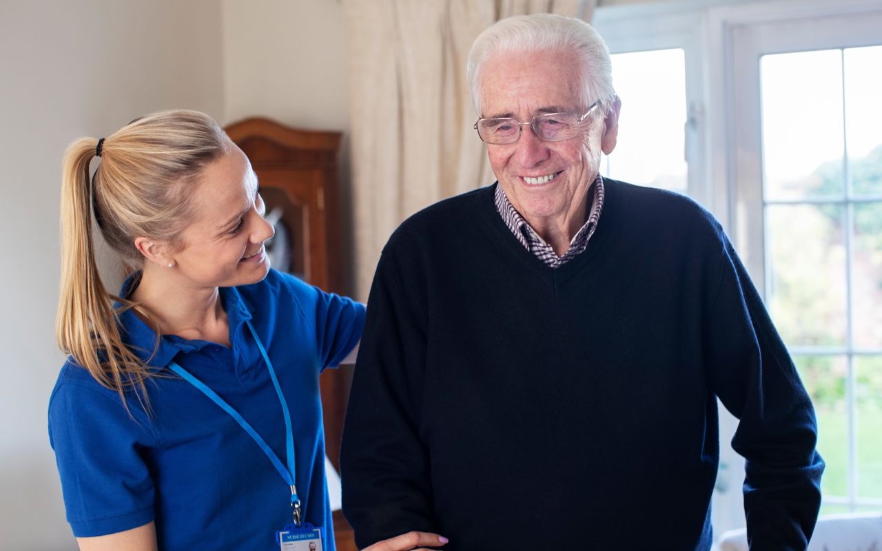 Ældre mand får hjælp af SOSU personale