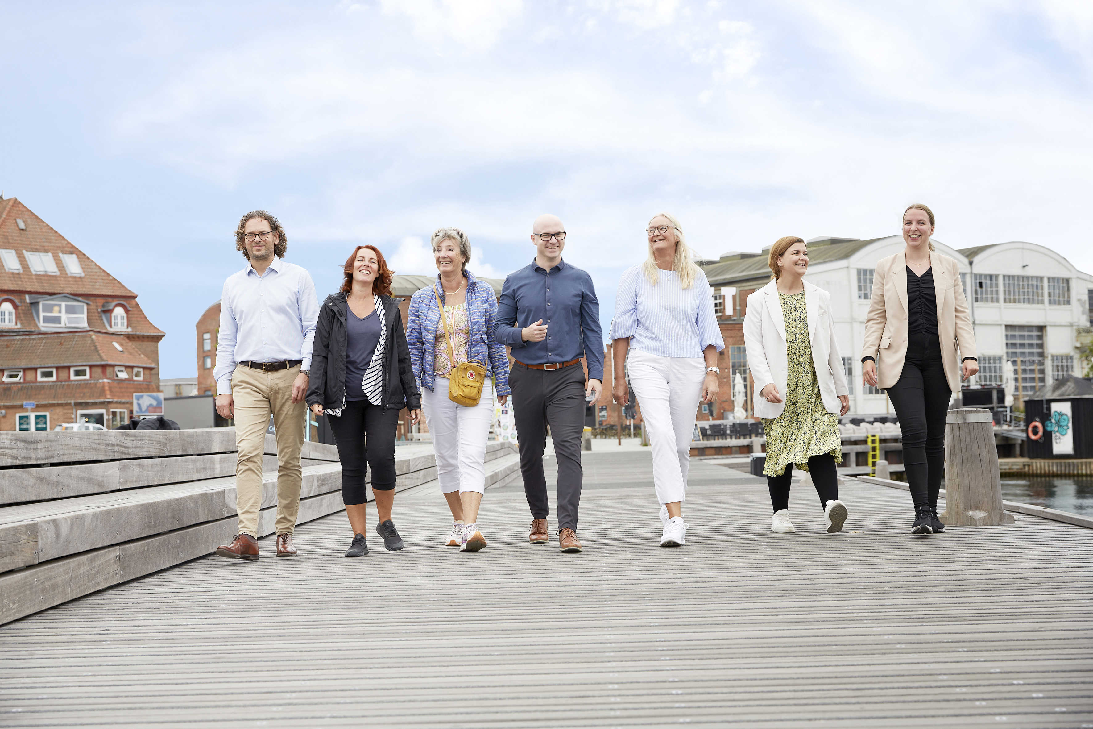 Syv kollegaer går på en bro