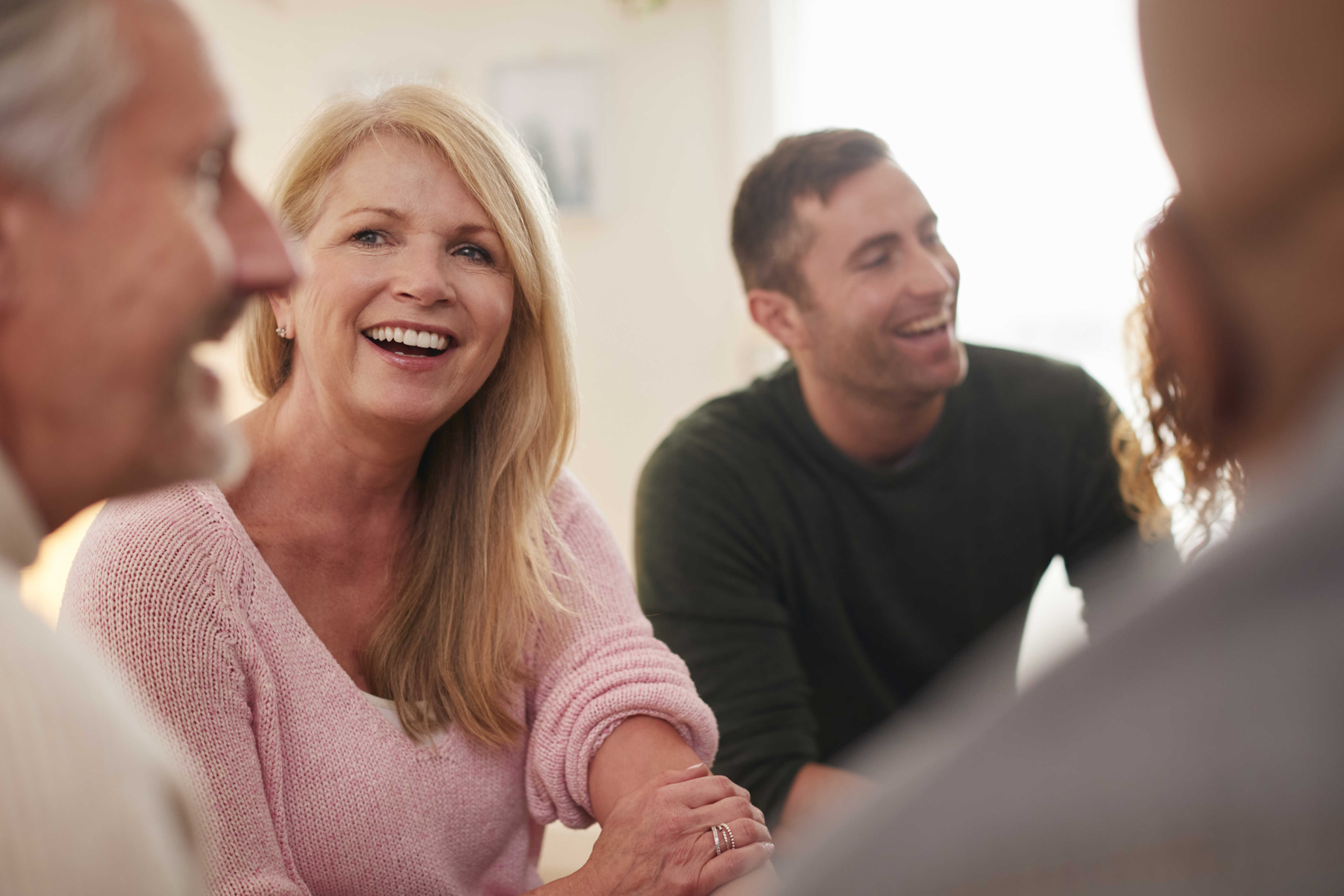 Fire personer sidder i møde.