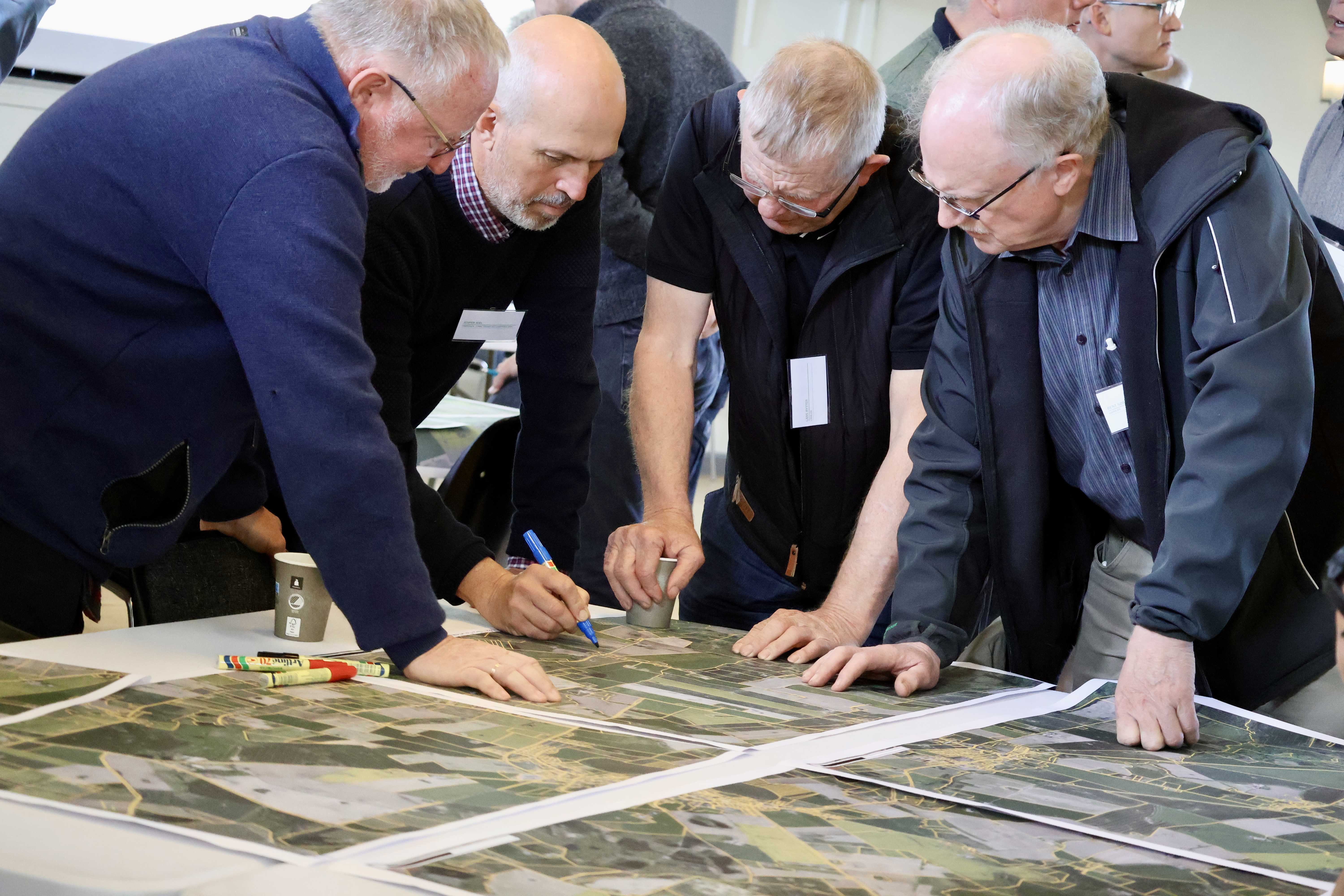 Lodsejere og formand for treparten kigger på matrikelkort