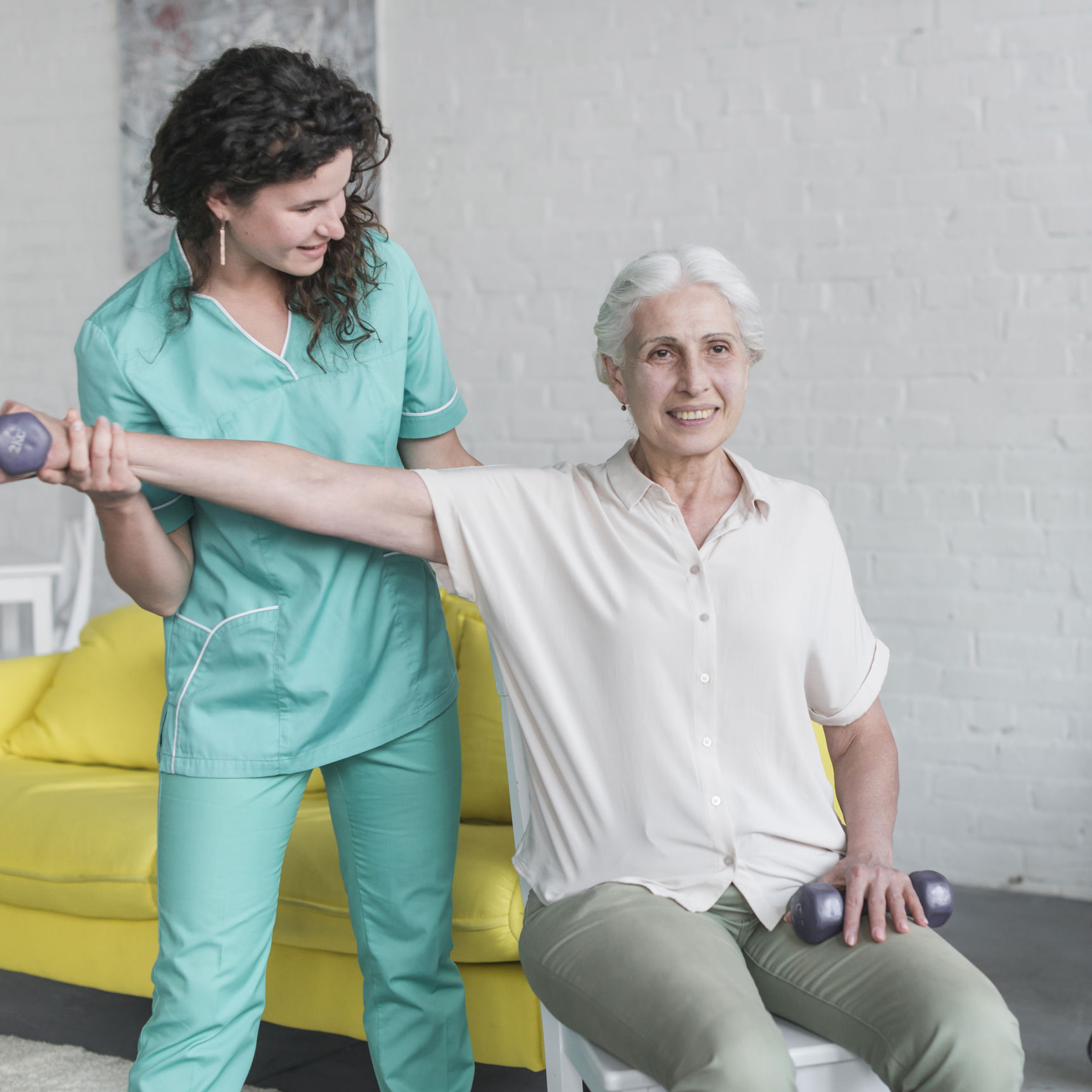 Kvinde træner højre arm