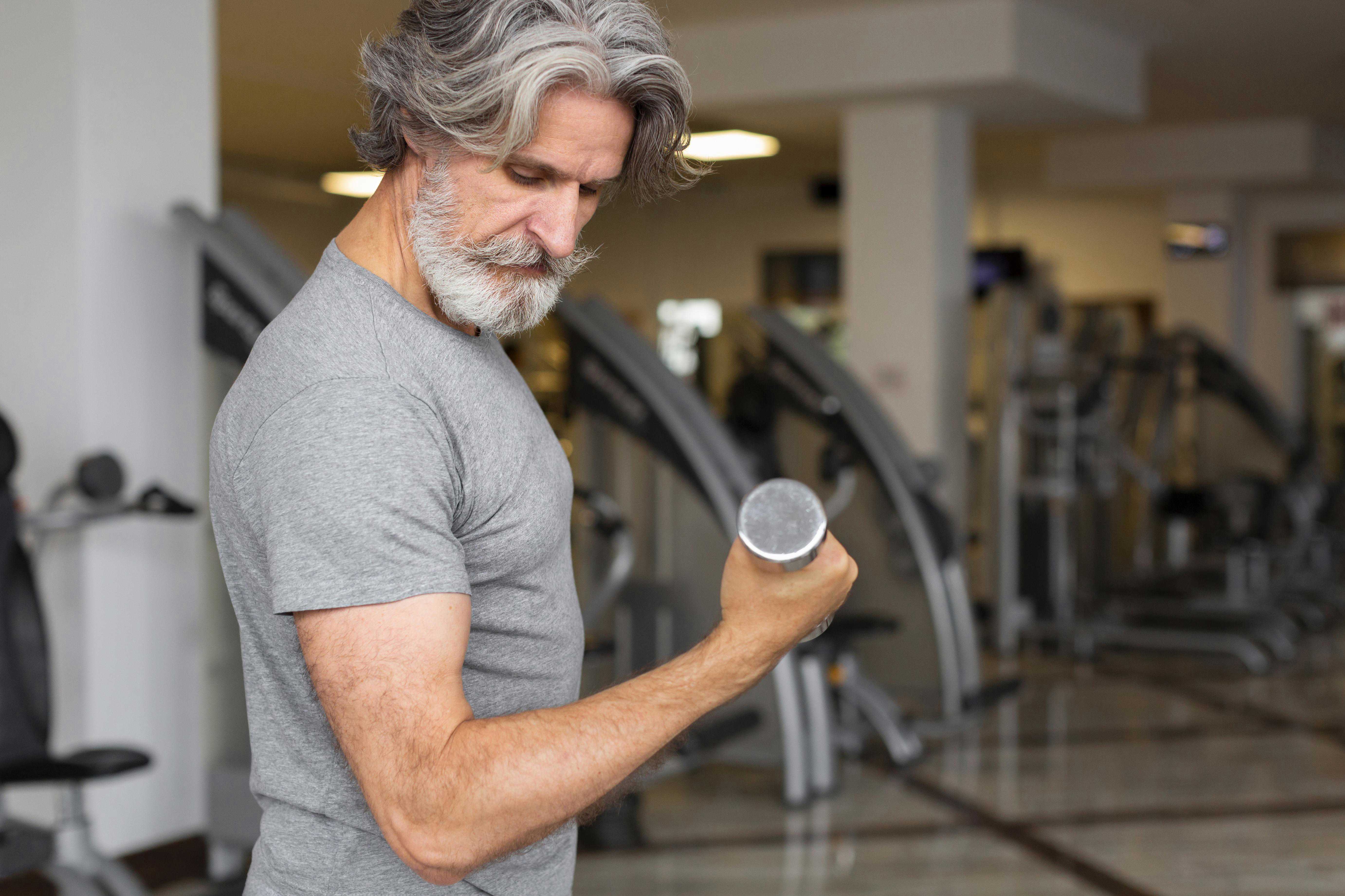 Mand styrketræner arm.