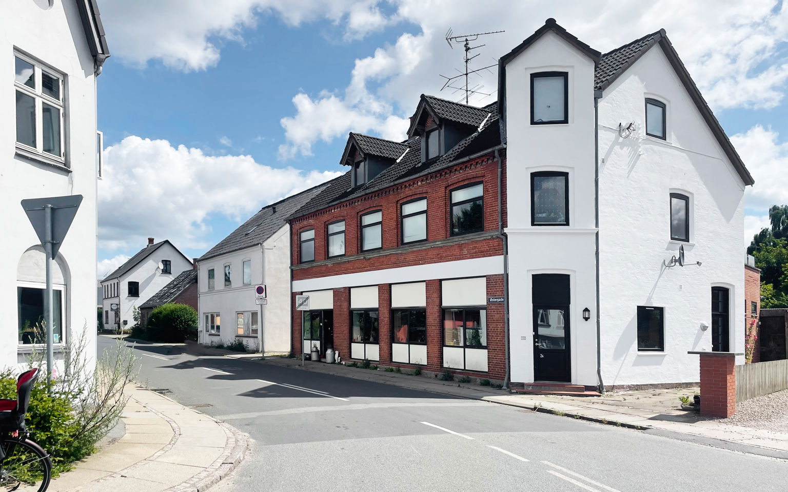 Huset set udefra, hvor de fleste kører gennem Hesselager.