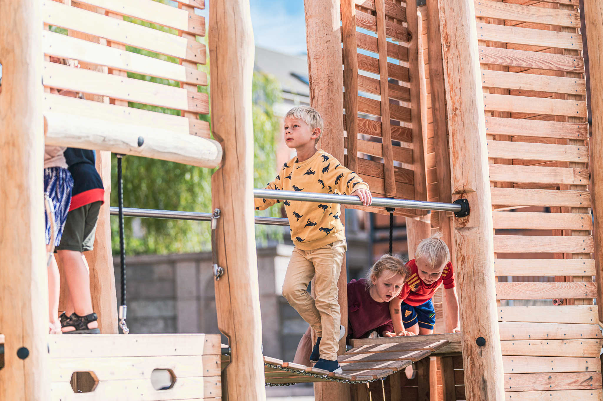 Dreng leger på legeplads i Svendborg
