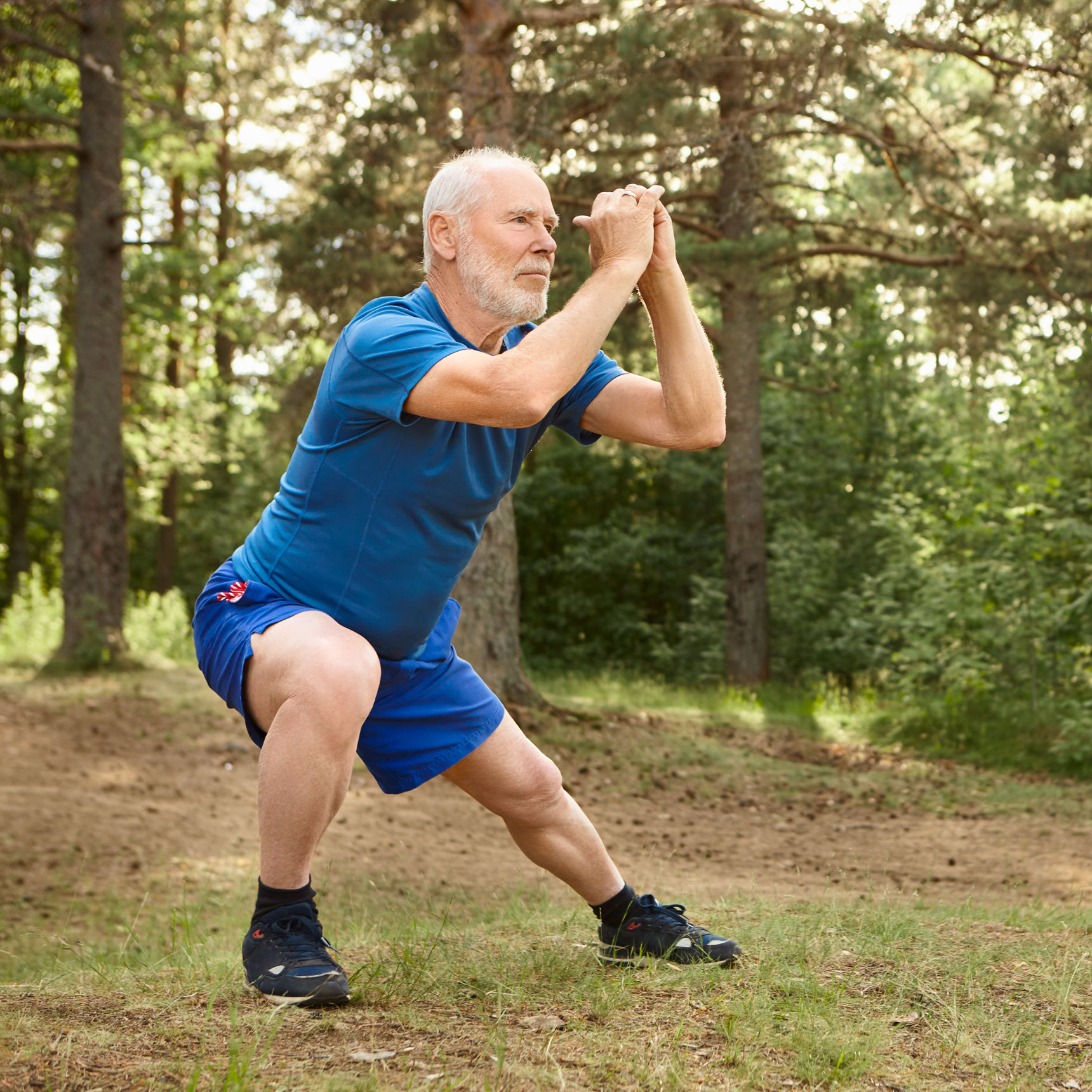 Mand som træner i naturen