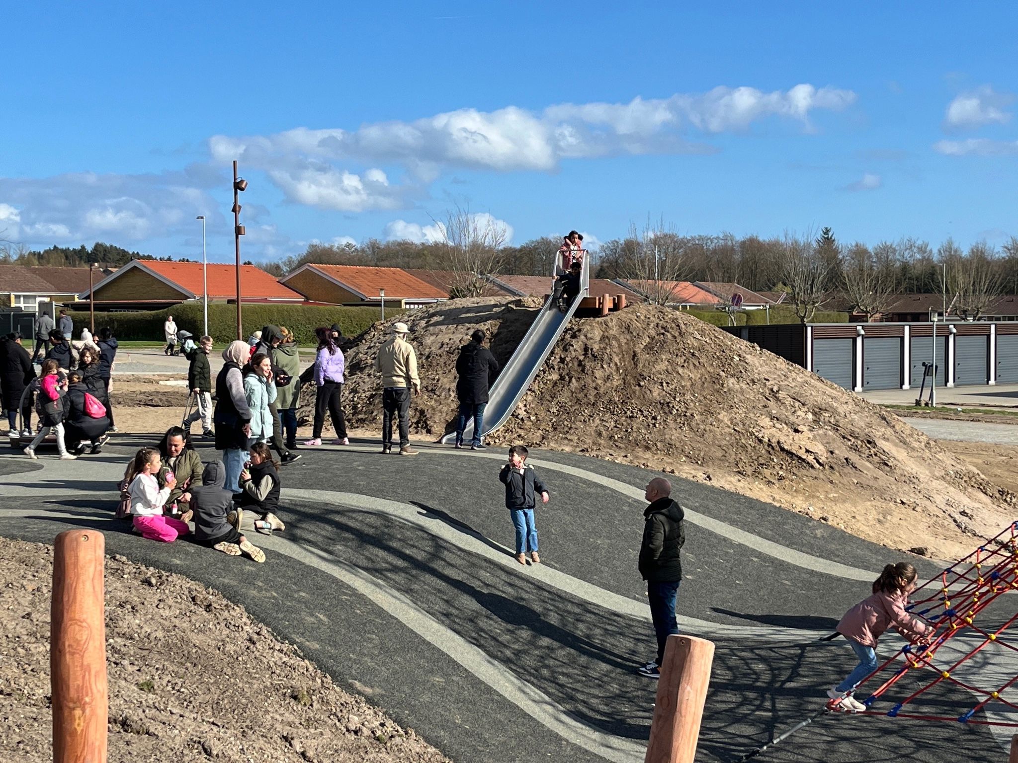 Børn rutcher ned af en stålrutchebane