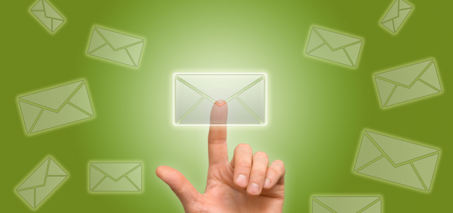 man ser en hænd der trykker på en konvolut.  og der er flere konvolutter det flyver omkring i rummet