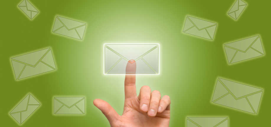 man ser en hænd der trykker på en konvolut. og der er flere konvolutter det flyver omkring i rummet