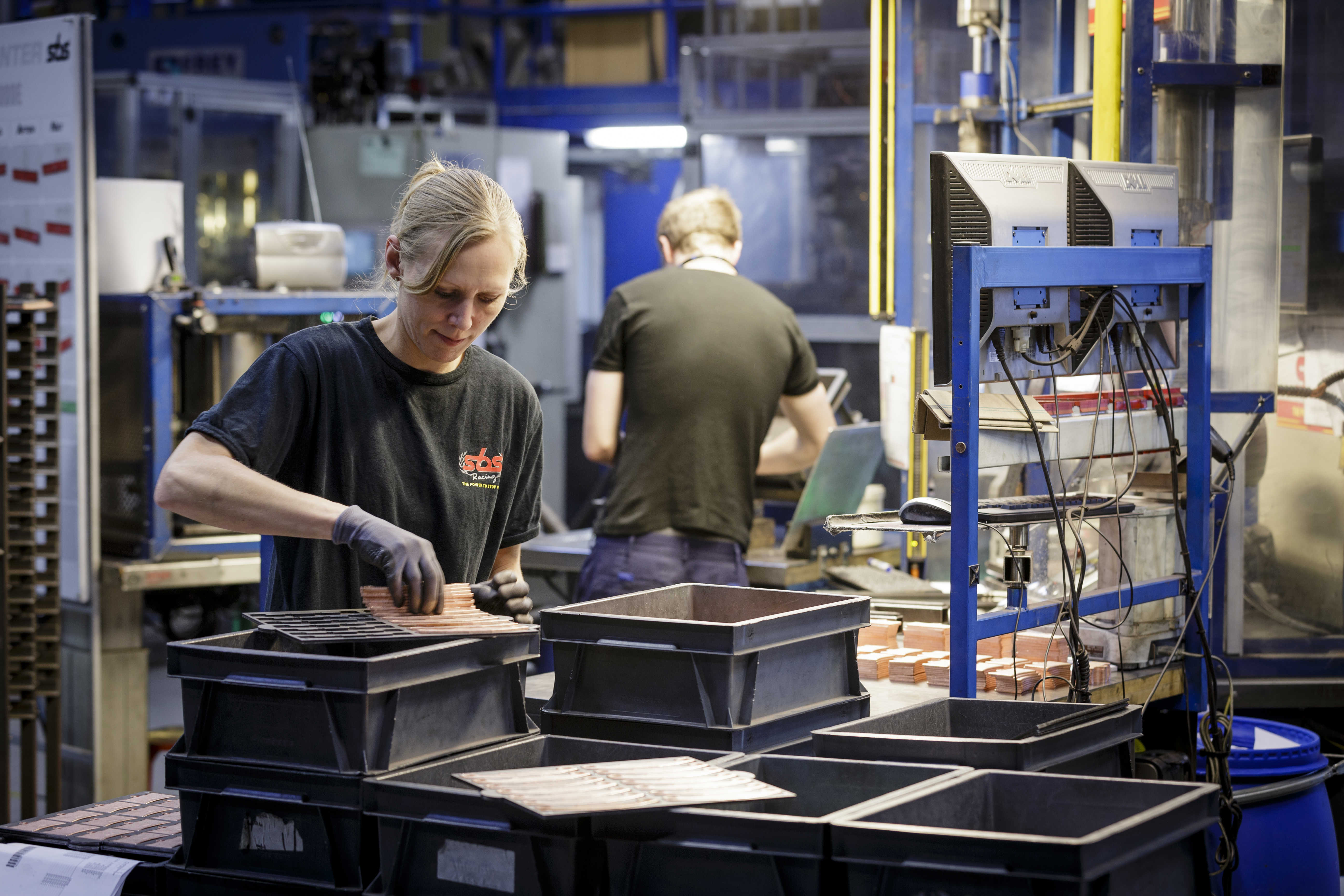 To personer der arbejder i en produktion