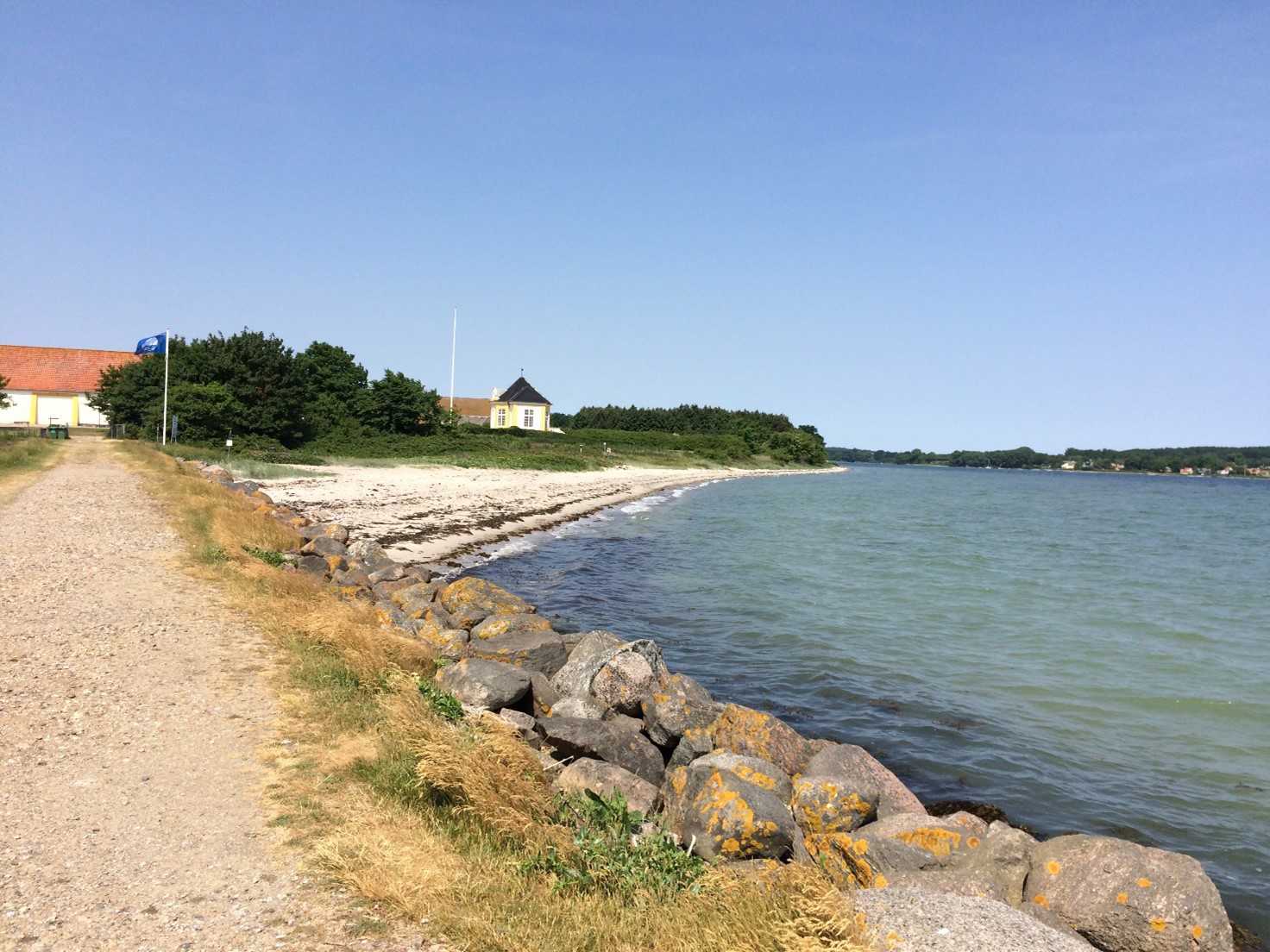Badestranden ved Slotshagen ligger på det østlige Tåsinge ved Valdemars Slot ud til Thurø Sund og Lunkebugten.