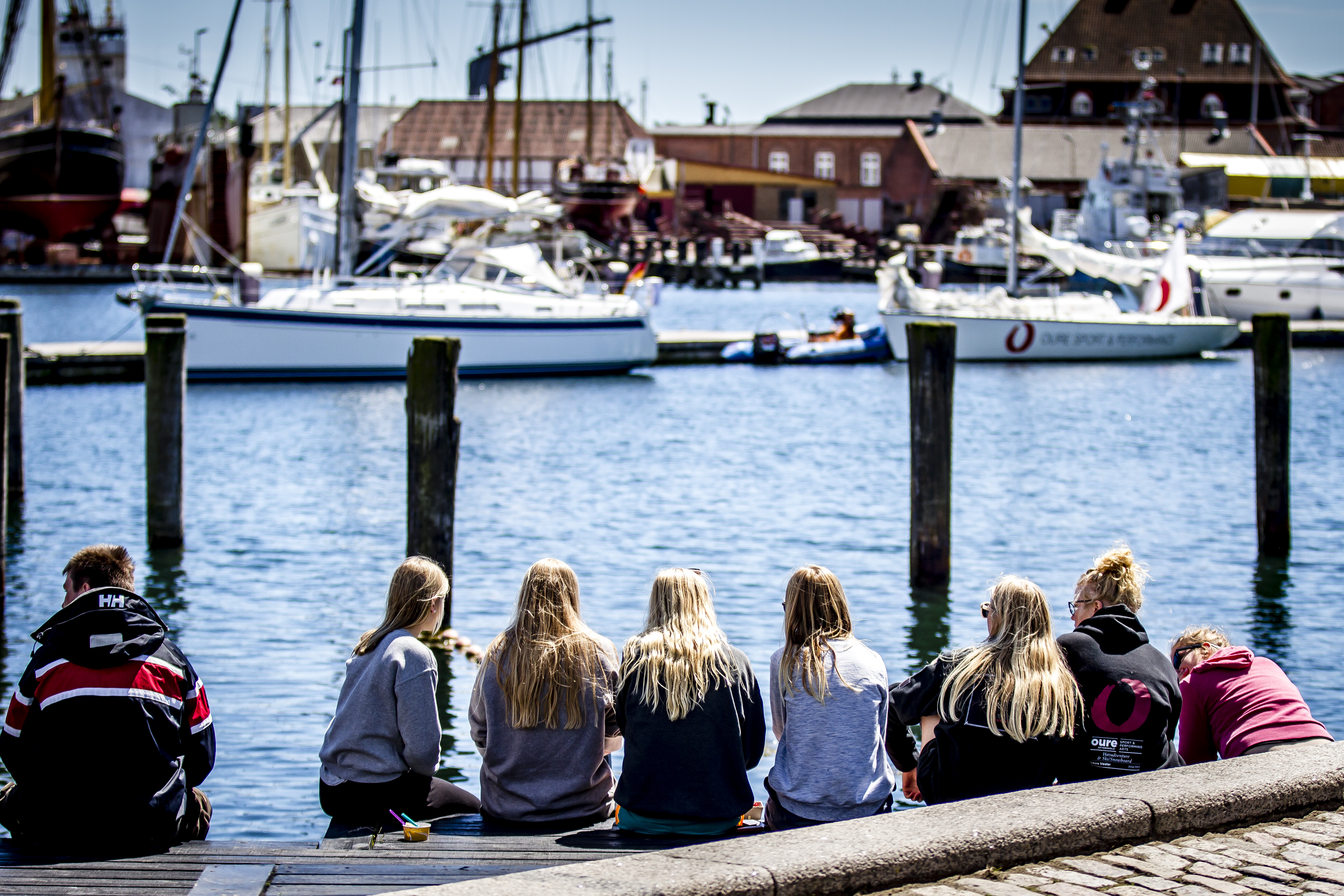Unge mennesker på kajen