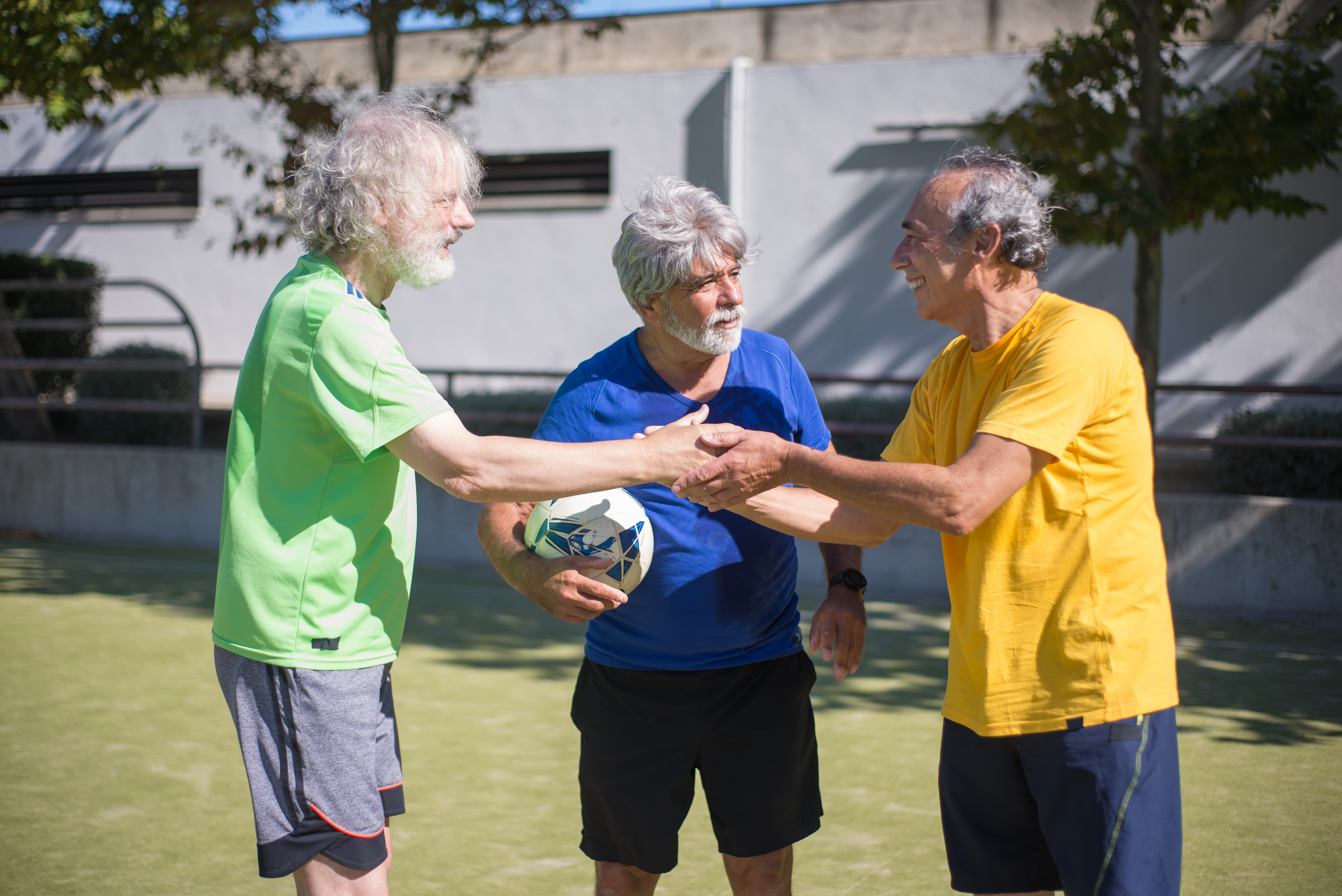 Ældre mænd spiller fodbold