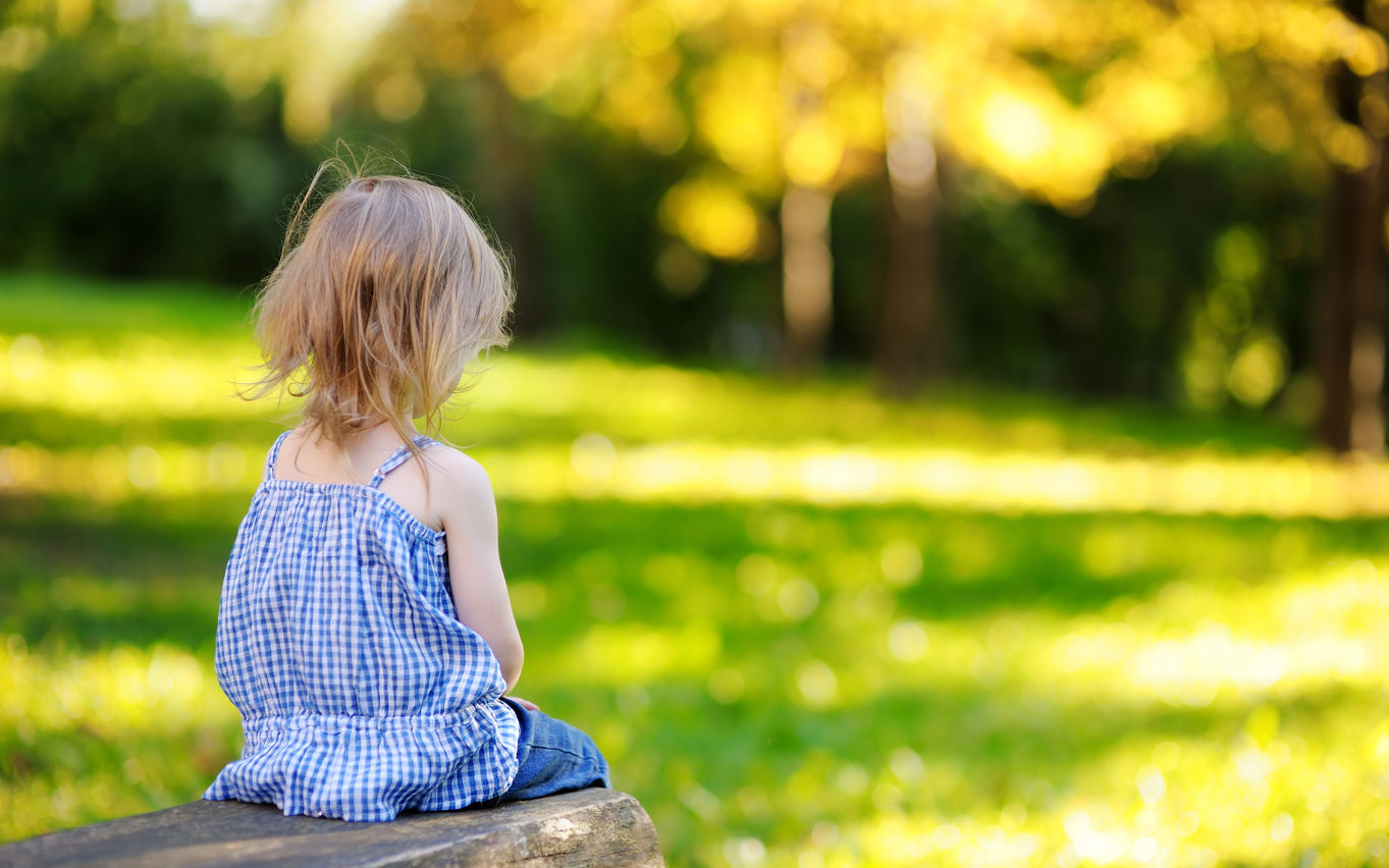 Del din bekymring - pige set bagfra