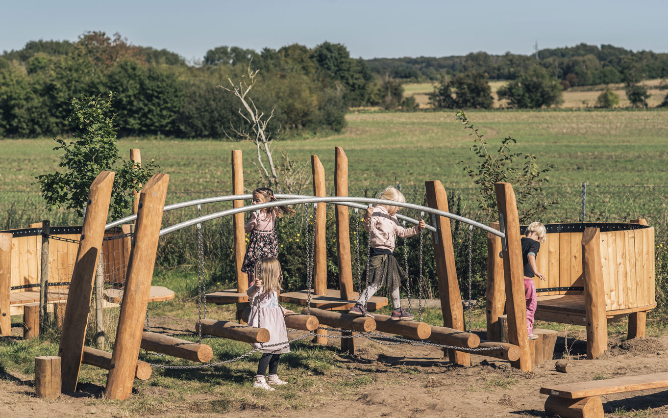 Børn leger udendørs ved Kirkeby Børnehus - sept. 2020