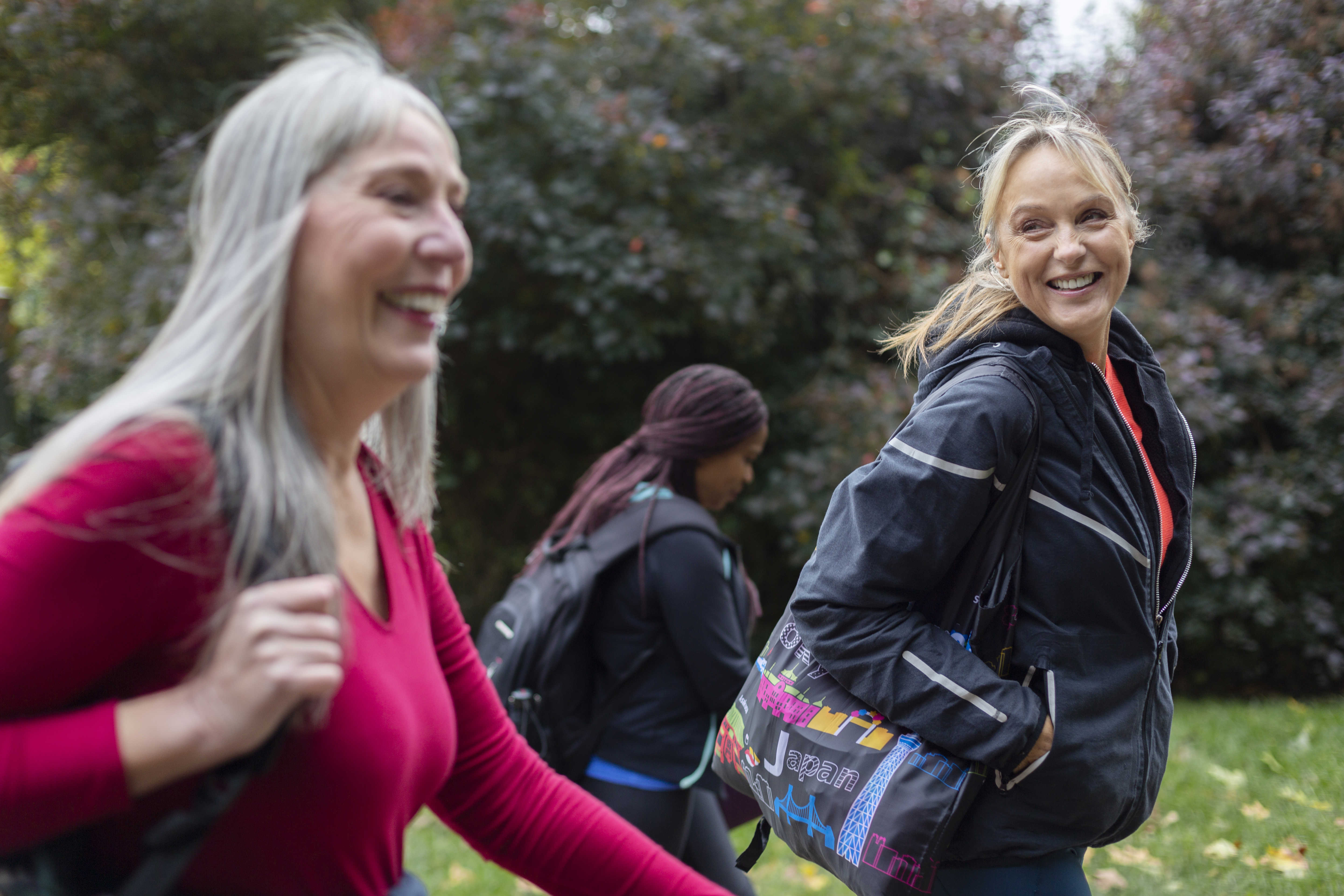 Kvinder træner i naturen