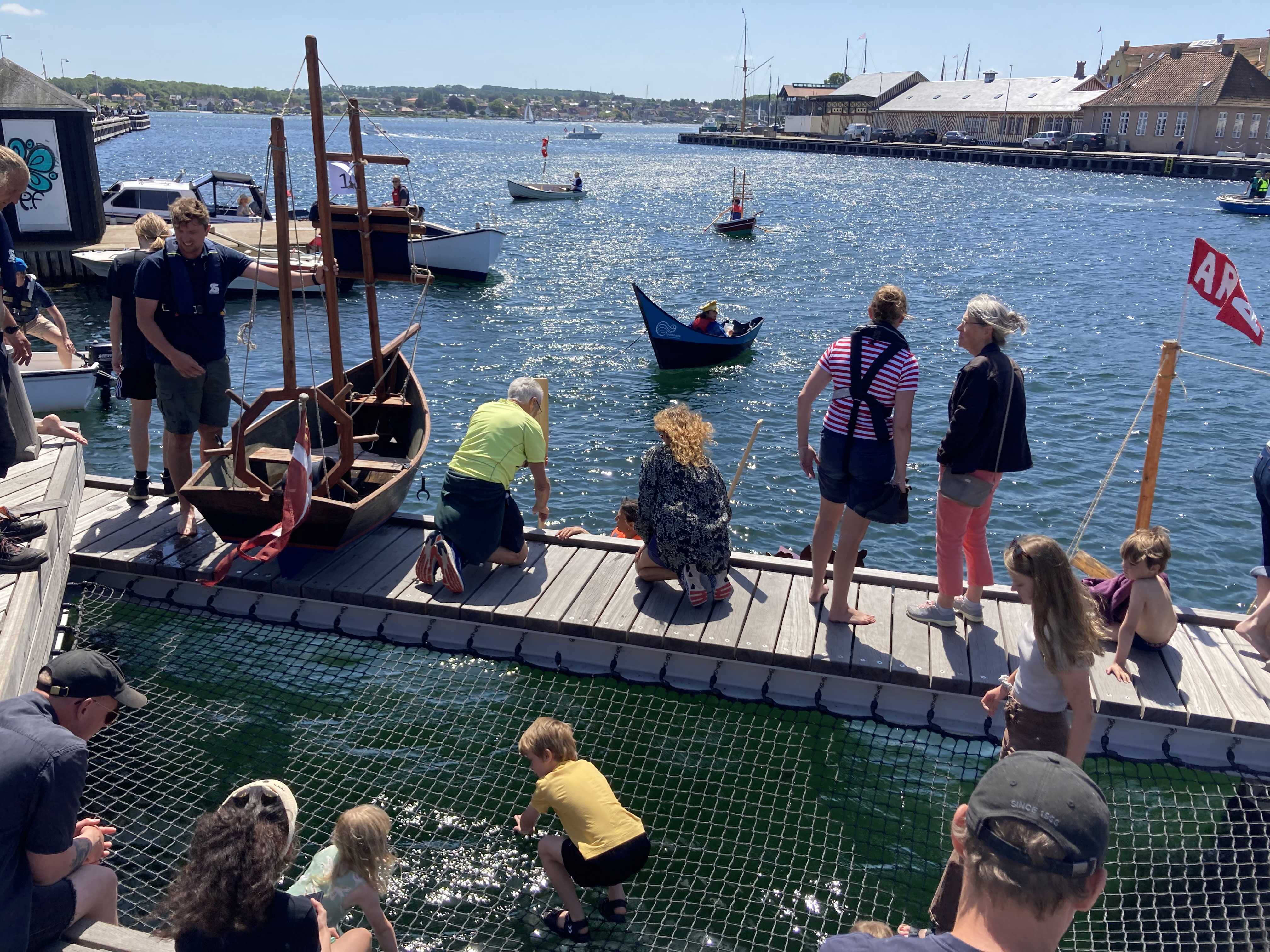 Jolleregatte Og Børn På Broer