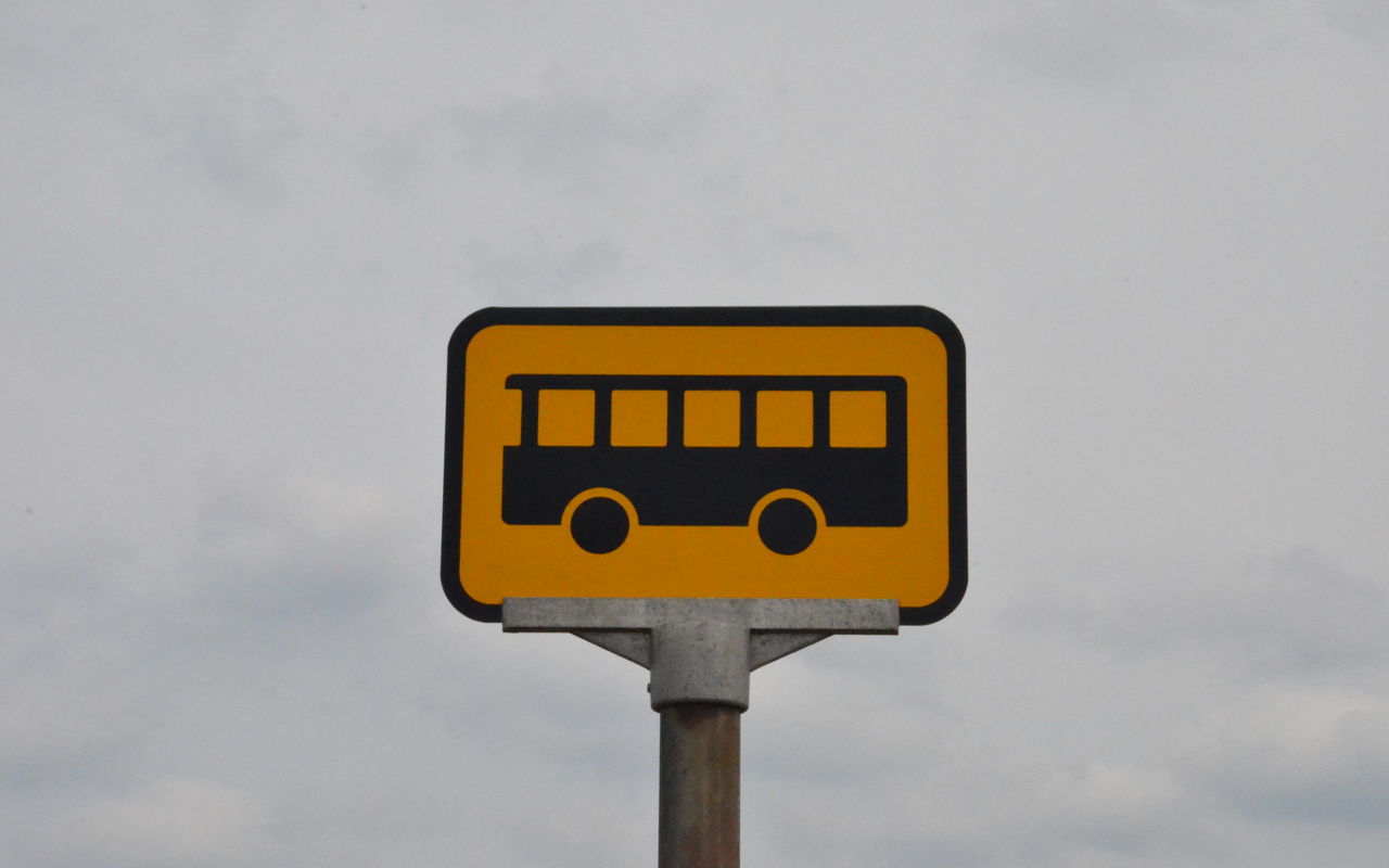 Gult skilt til busstop