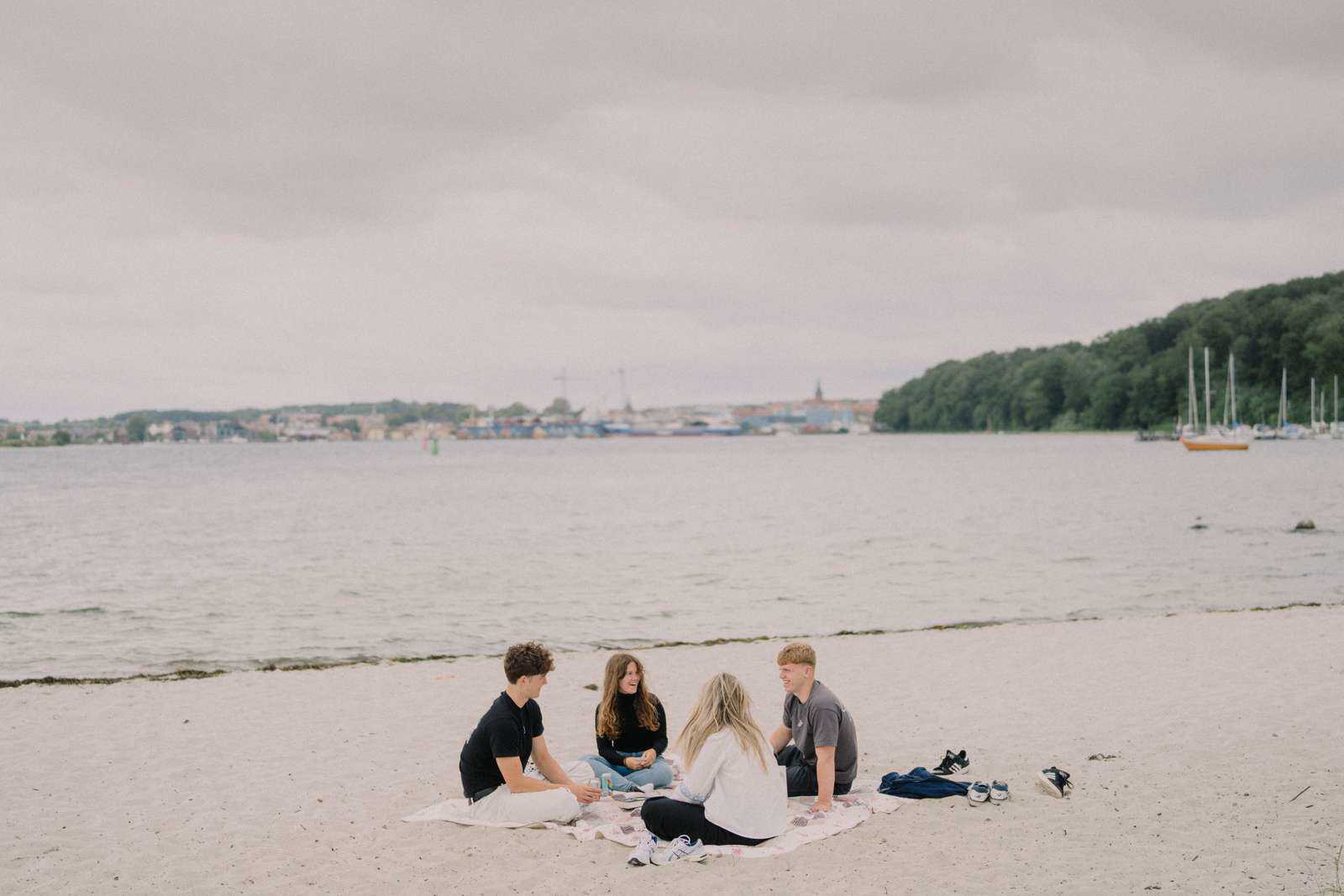 Unge på stranden ved Christiansminde