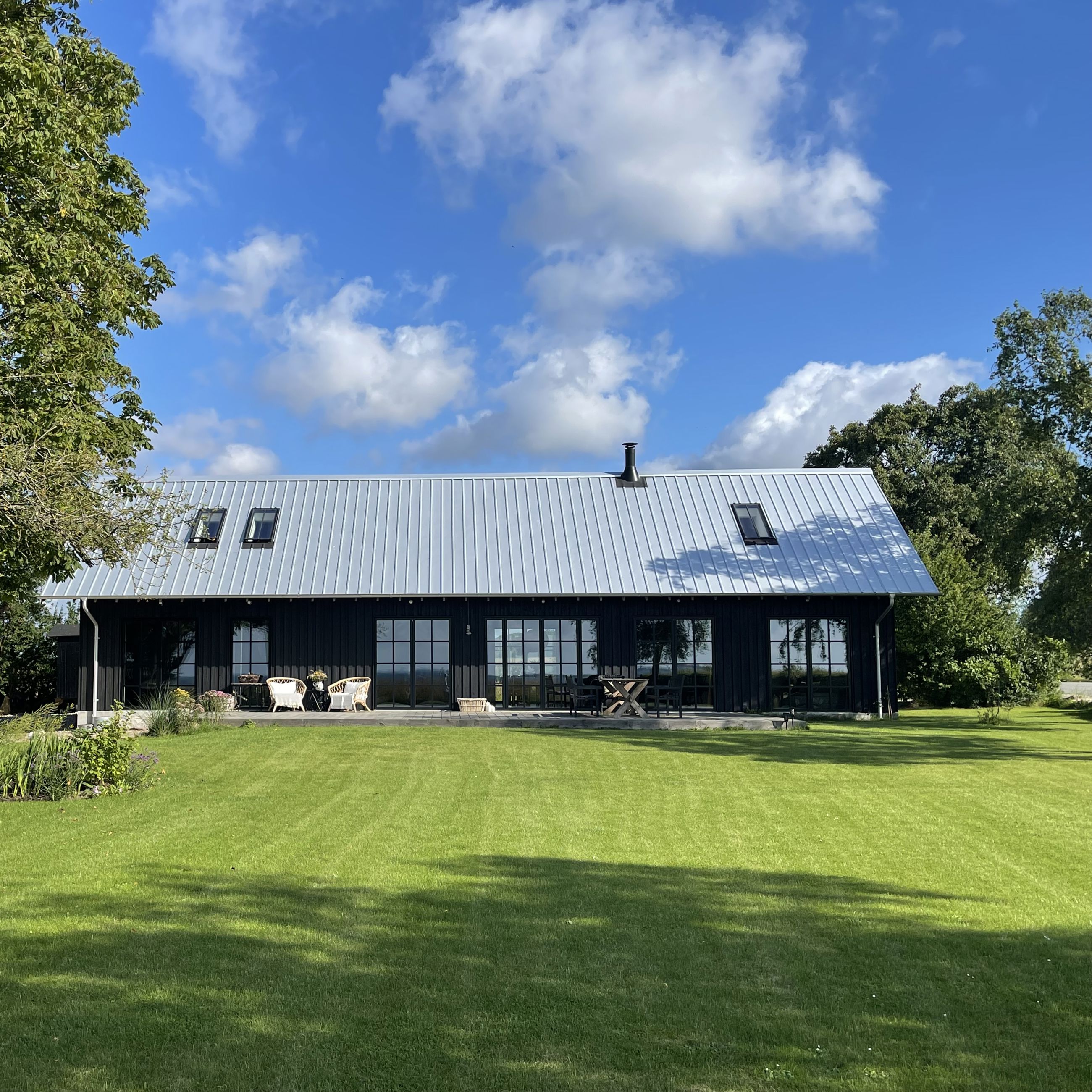 Den ene vinder af arkitekturprisen 2024, et nyopført landsted i Vester Skerninge beklædt med sort træ.