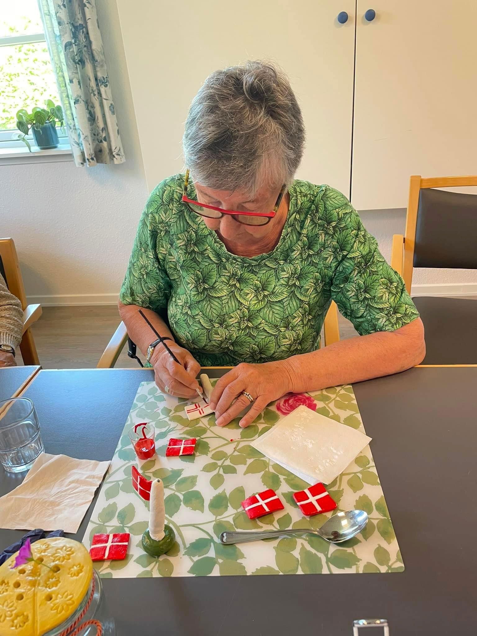 Ældre dame laver håndarbejde