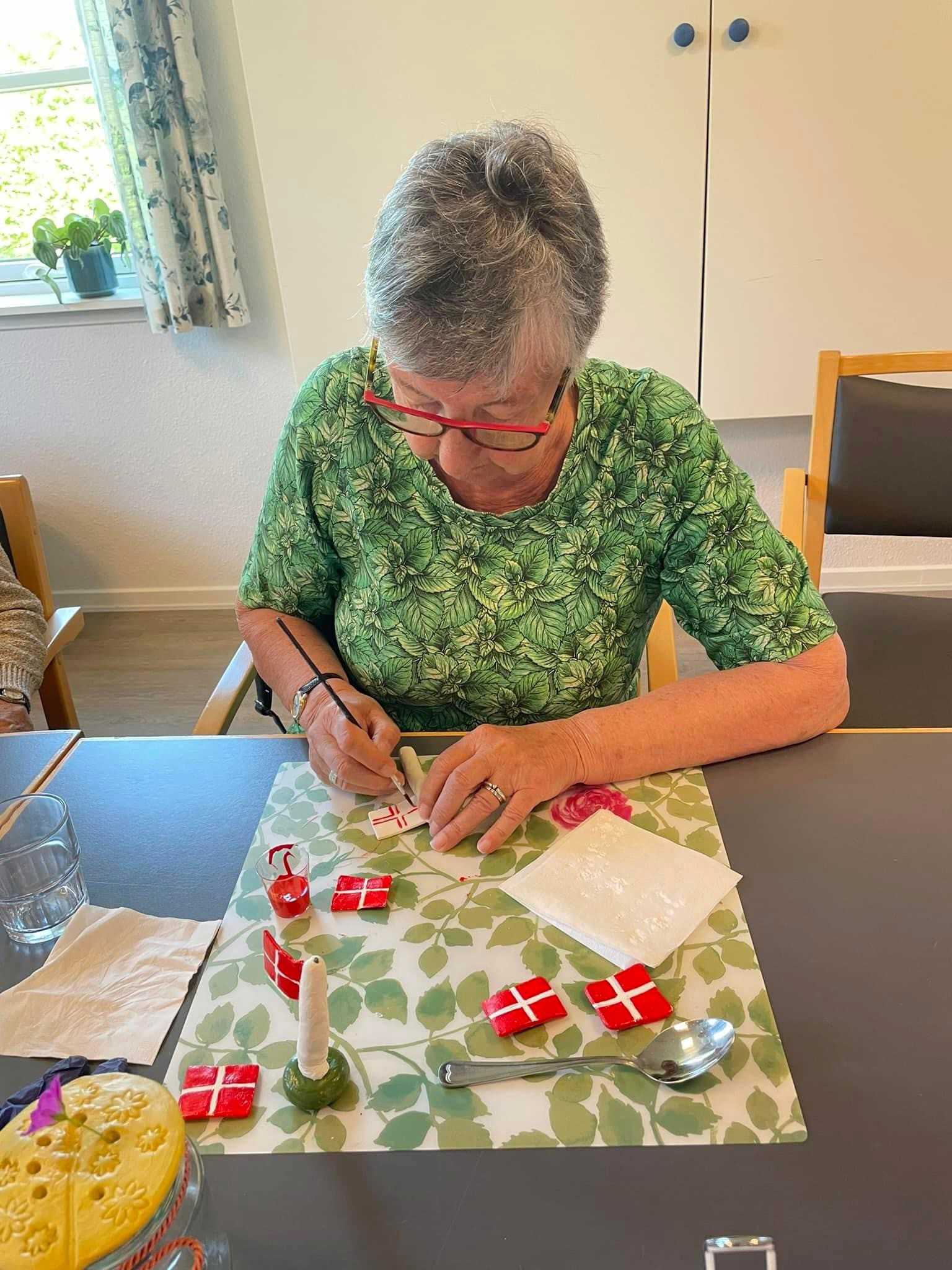 Ældre dame laver håndarbejde