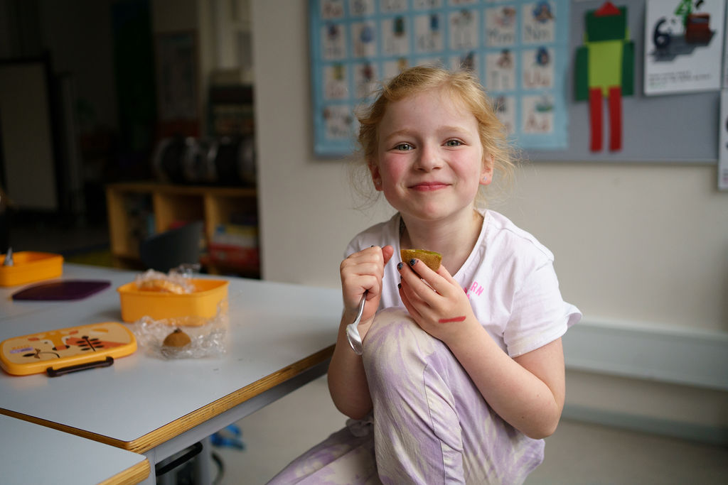 Barn, der spiser madpakke