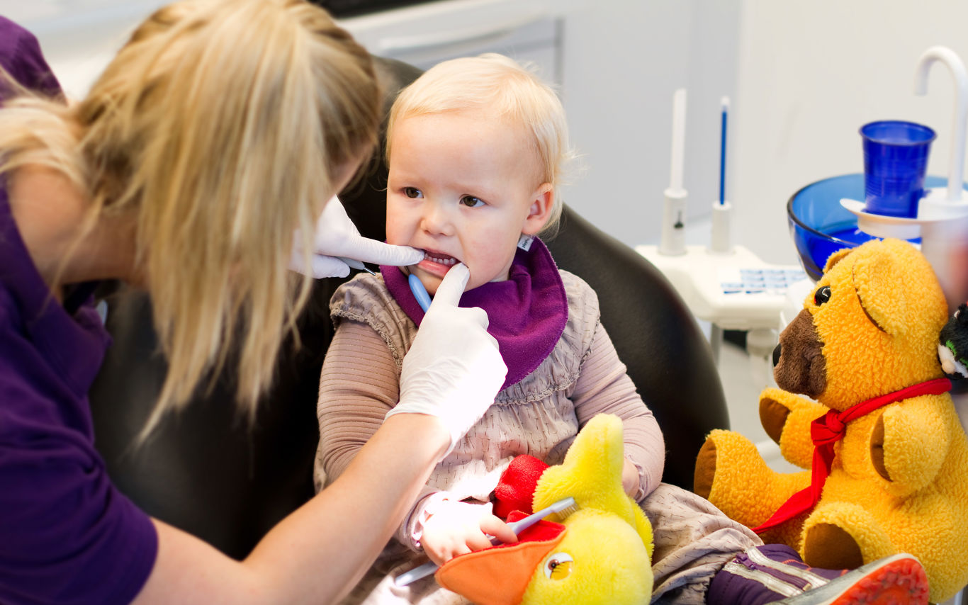 Lille barn ved tandlægen.