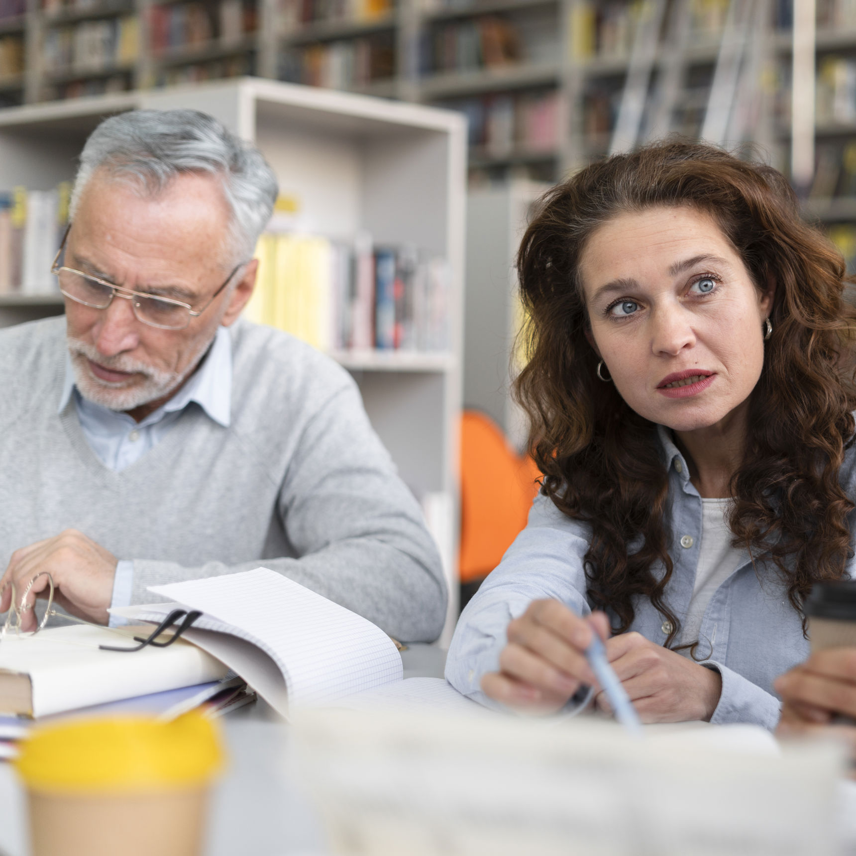 Mennesker der snakker rundt om et bord