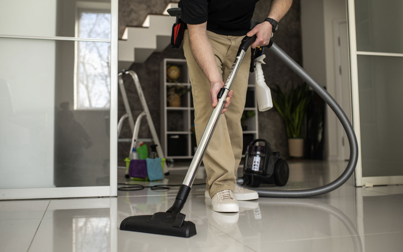 Mand med støvsuger