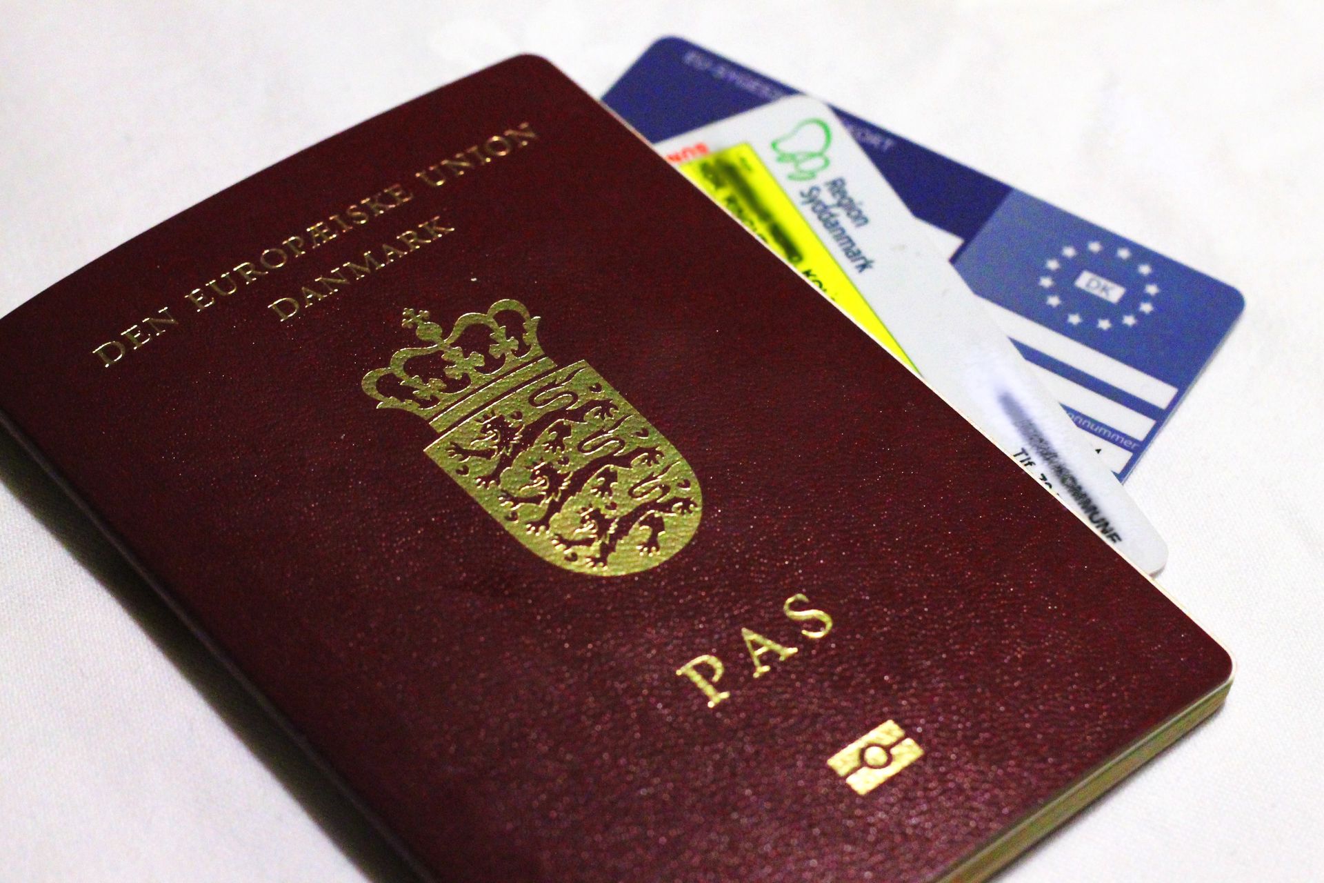 Dansk pas, sundhedskort og eu-sygesikringskort