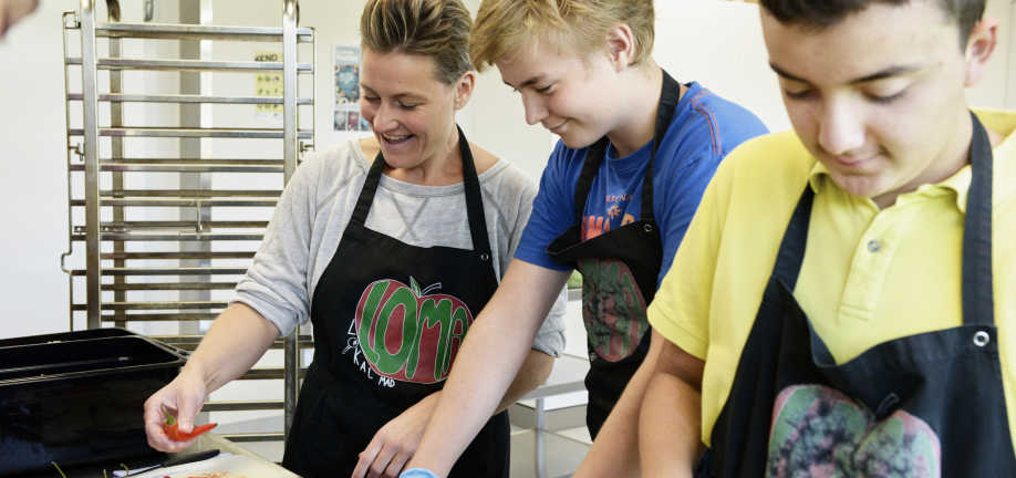 Elever laver mad