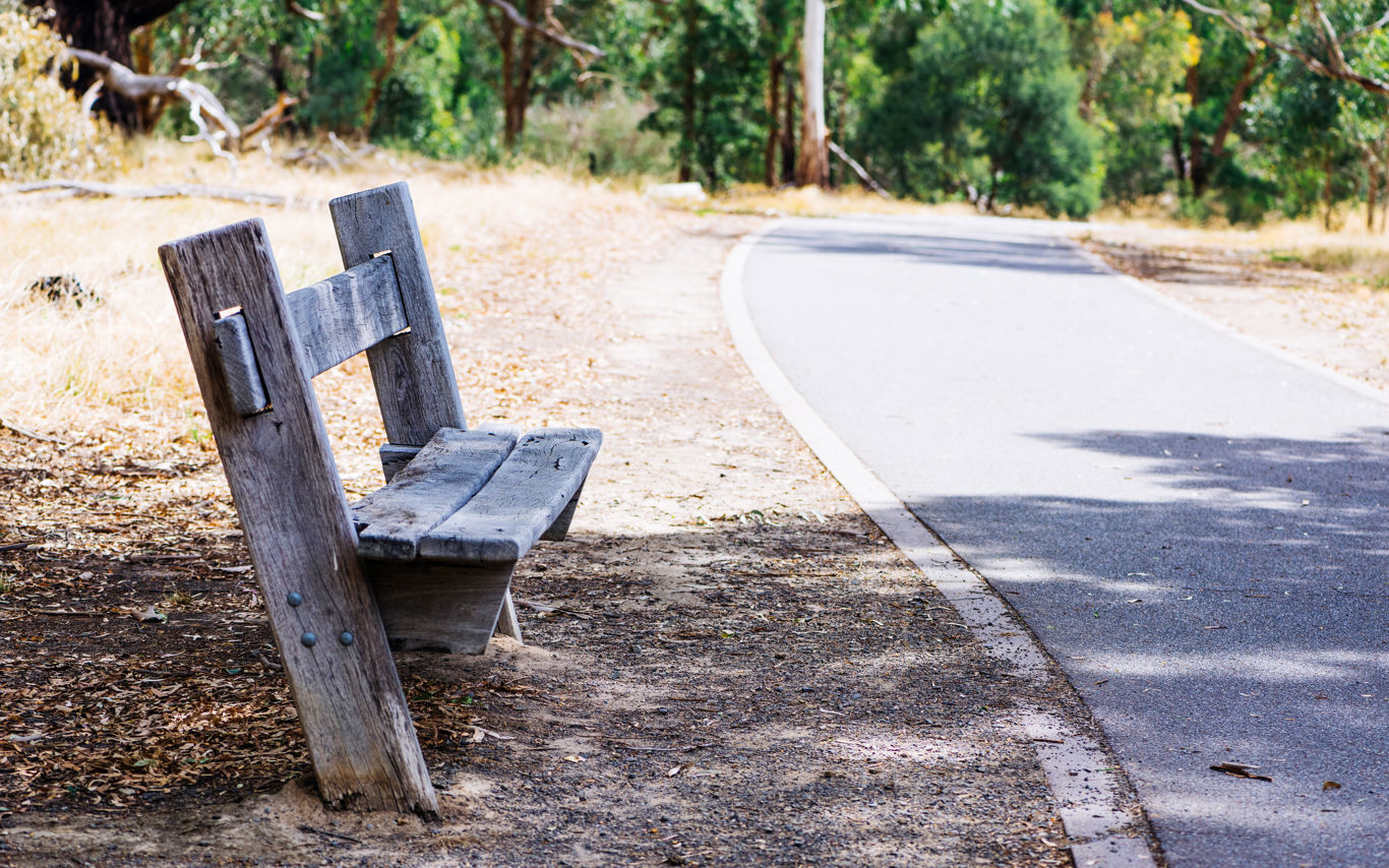 Bænk i siden af en vej