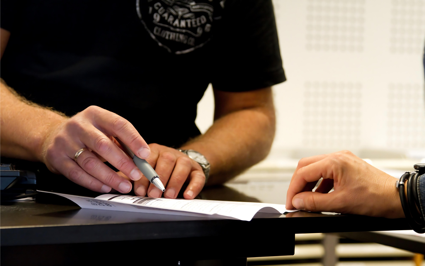 Mennesker, der underskriver dokumenter