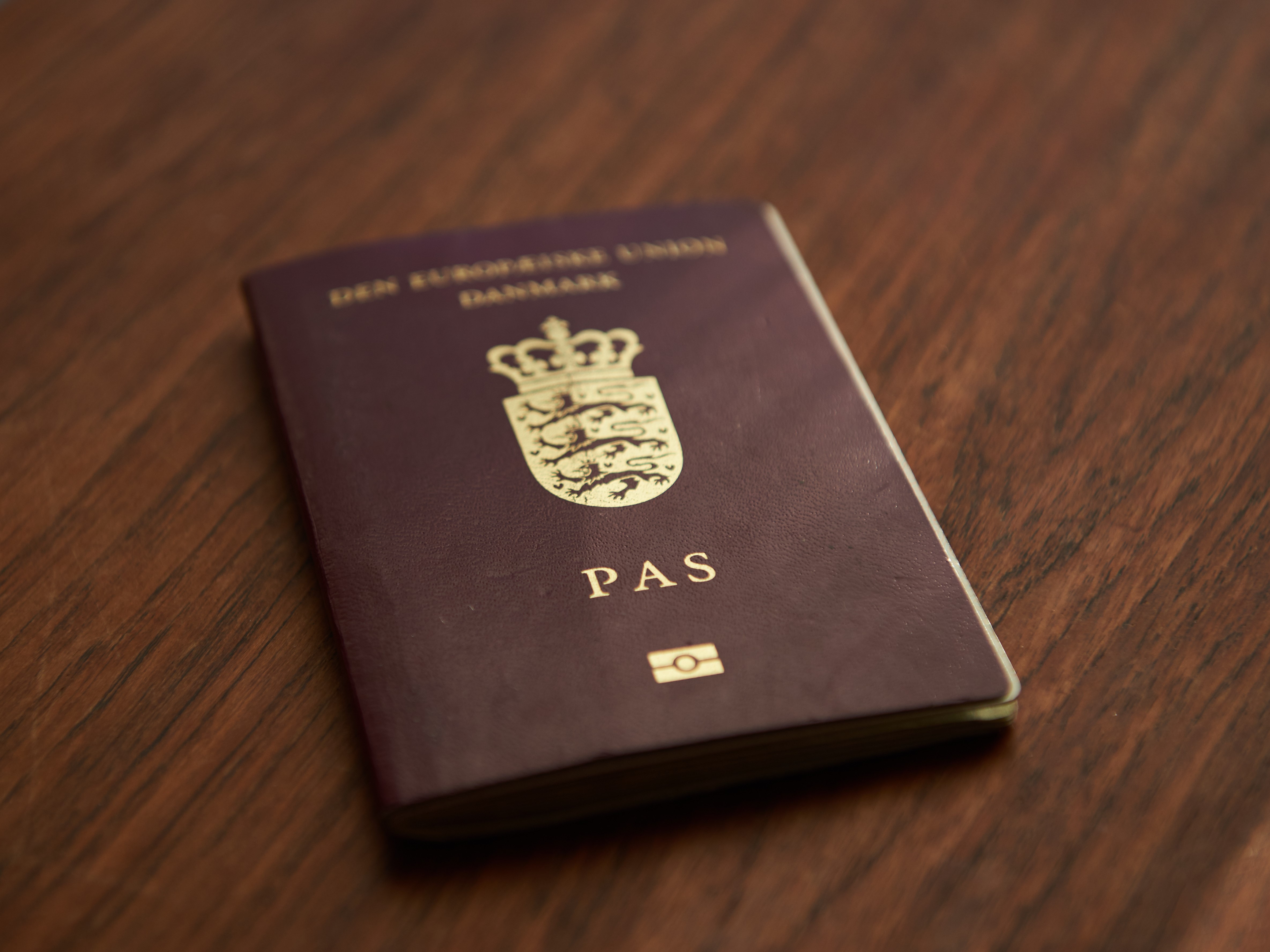 Dansk pas (rødbedefarvet pas)