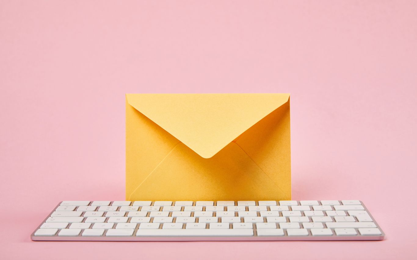 Digital post illustreret som tastetur med brev bagved