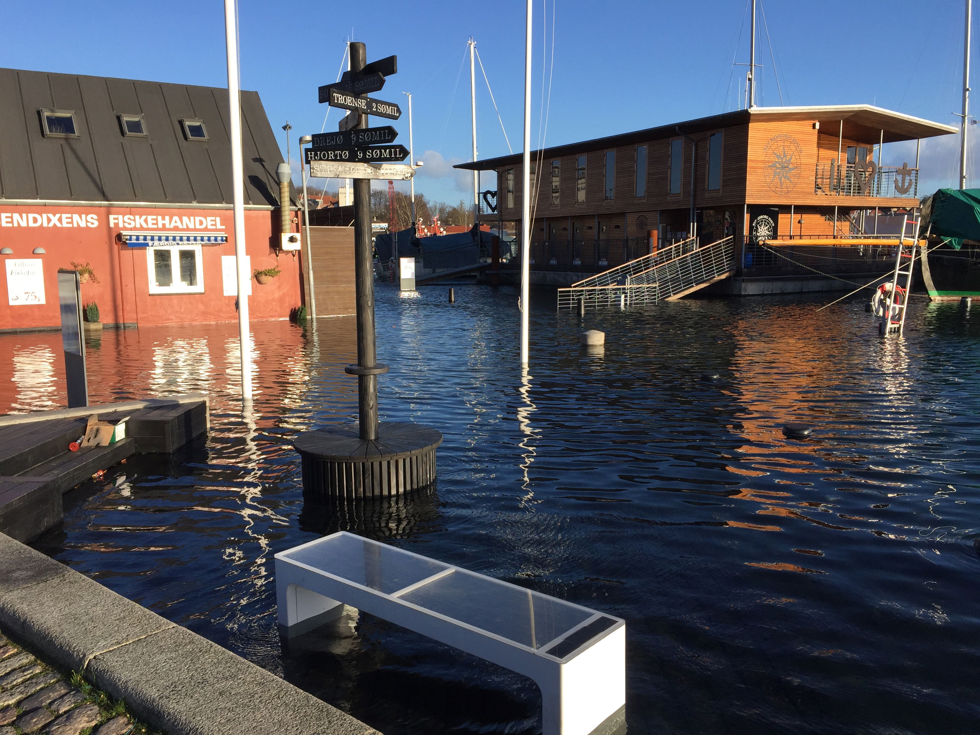 Indgangen til havnekontoret og Bendixens under vand