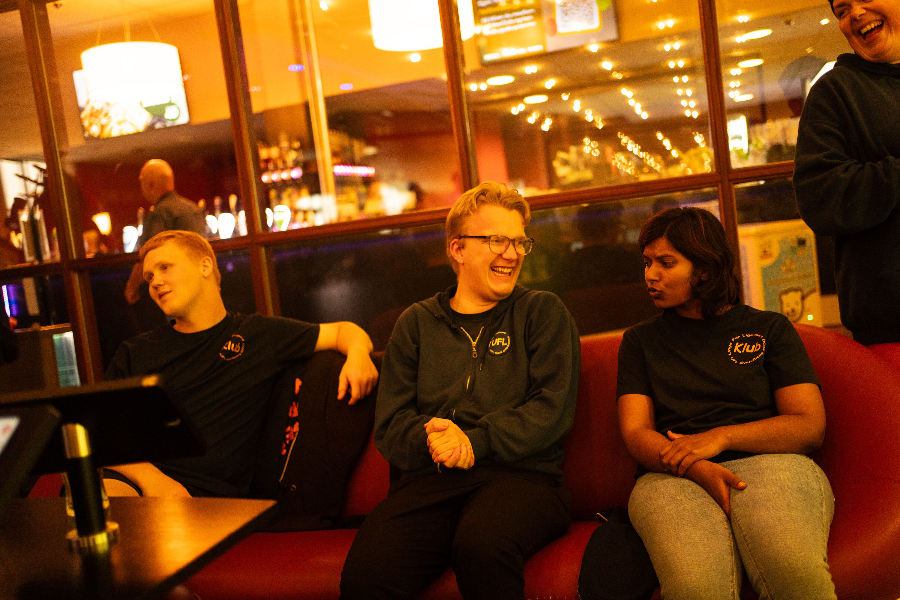 tre frivilige i en klub