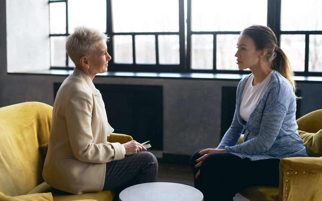 To kvinder i samtale