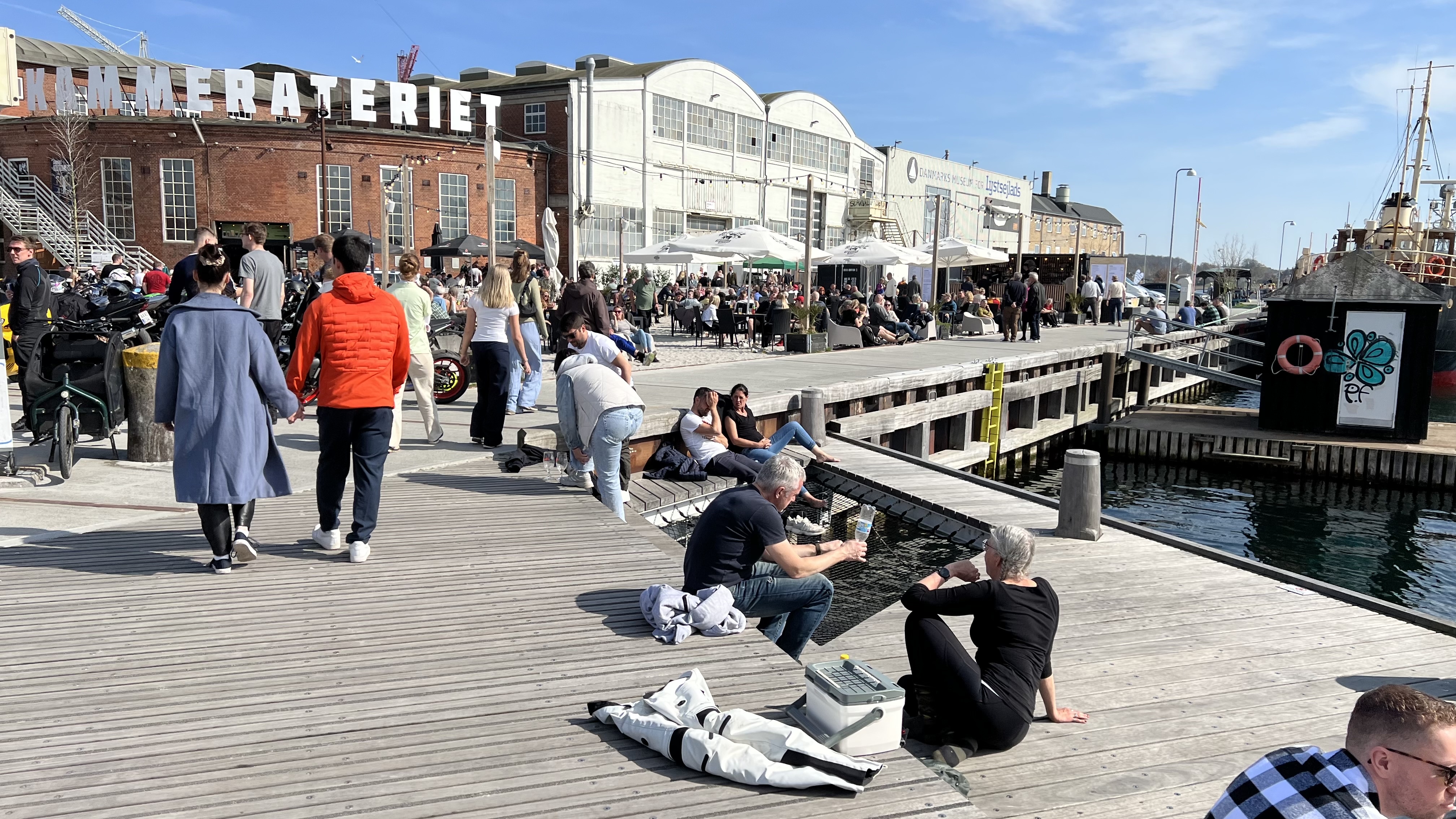 Mange mennesker samlet langs Svendborg Havn. Foran Kammerateriet.