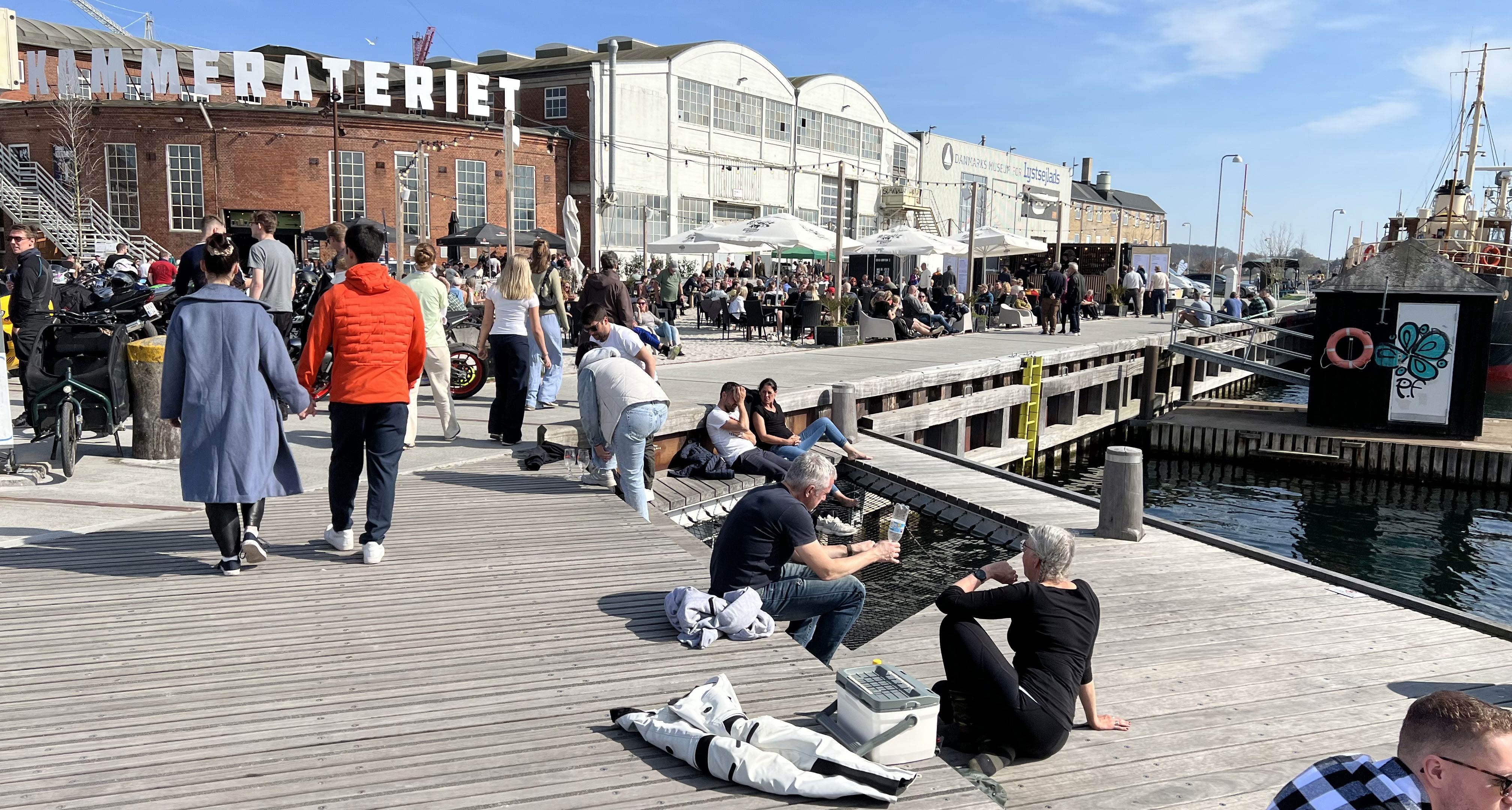 Mange mennesker samlet langs Svendborg Havn. Foran Kammerateriet.
