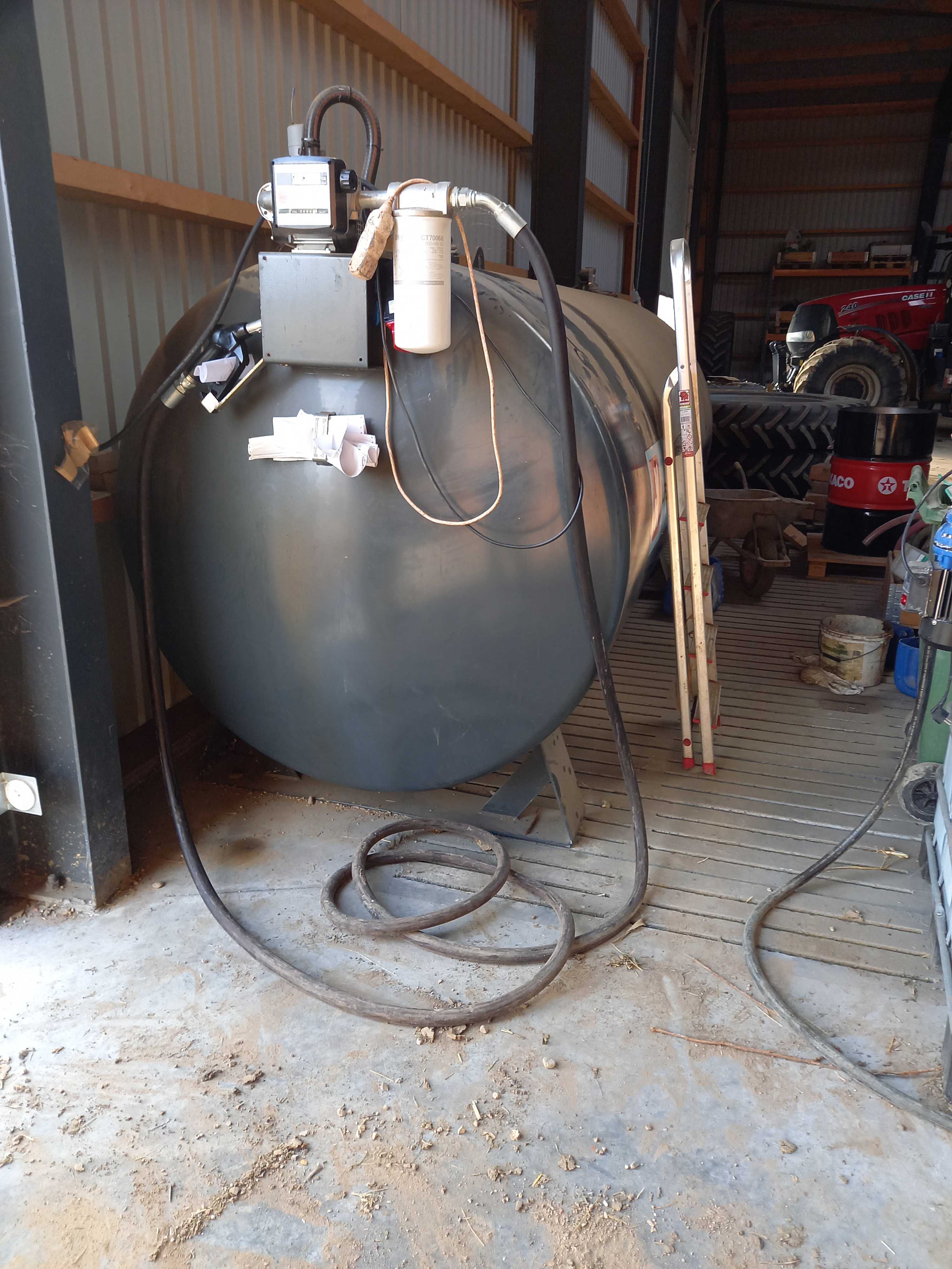 Olietank placeret i en maskinhal. Gulvet under har åbninger til et opsamlingskar i tilfælde af spild