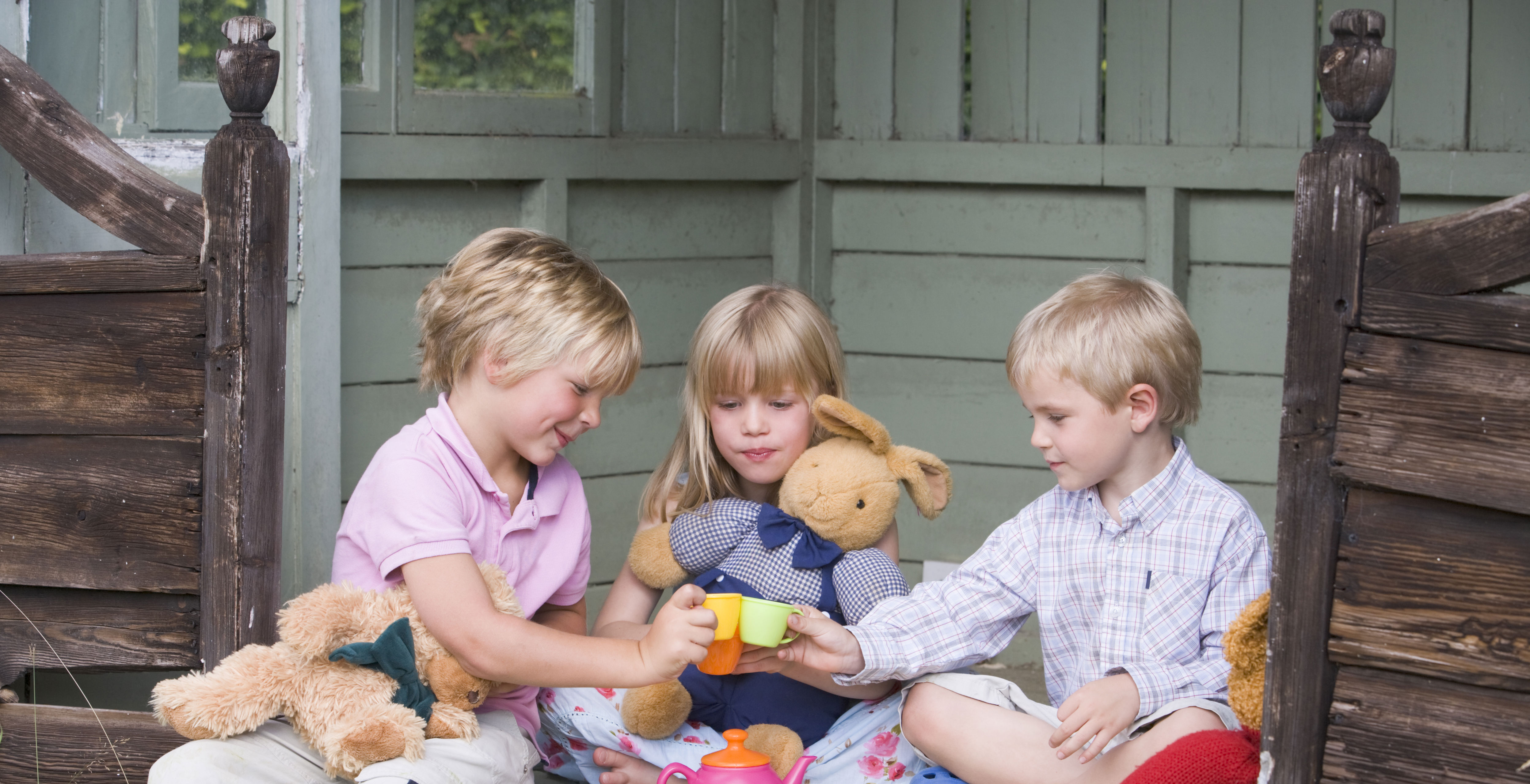 Børn der sidder og leger