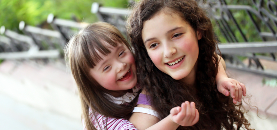 To glade børn der krammer