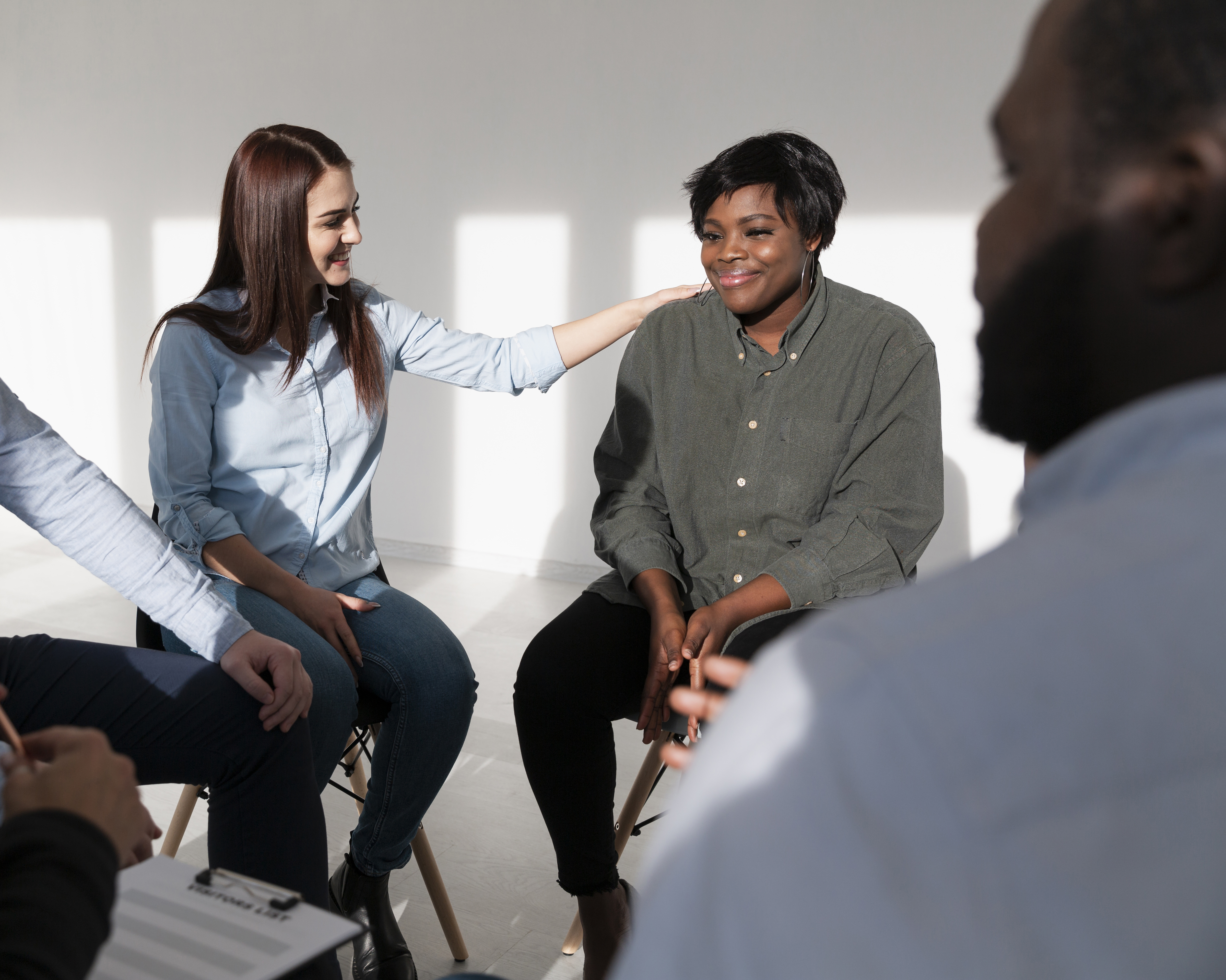 Kvinde modtager vejledning