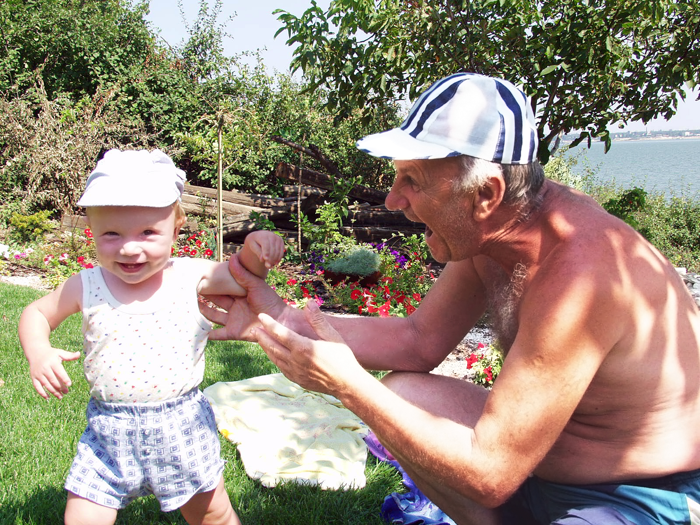 Morfar og barn i haven