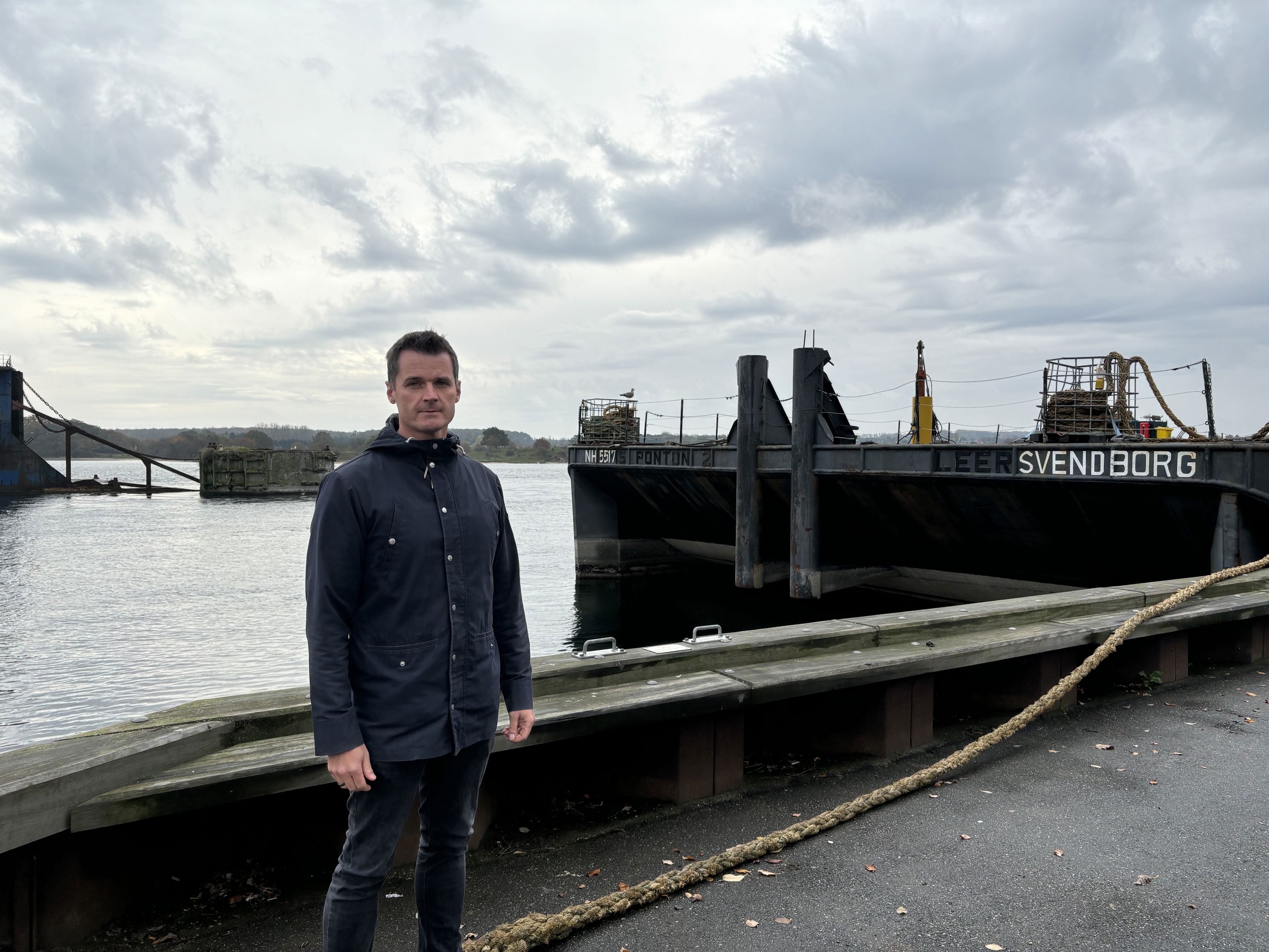 Mand står på havnen