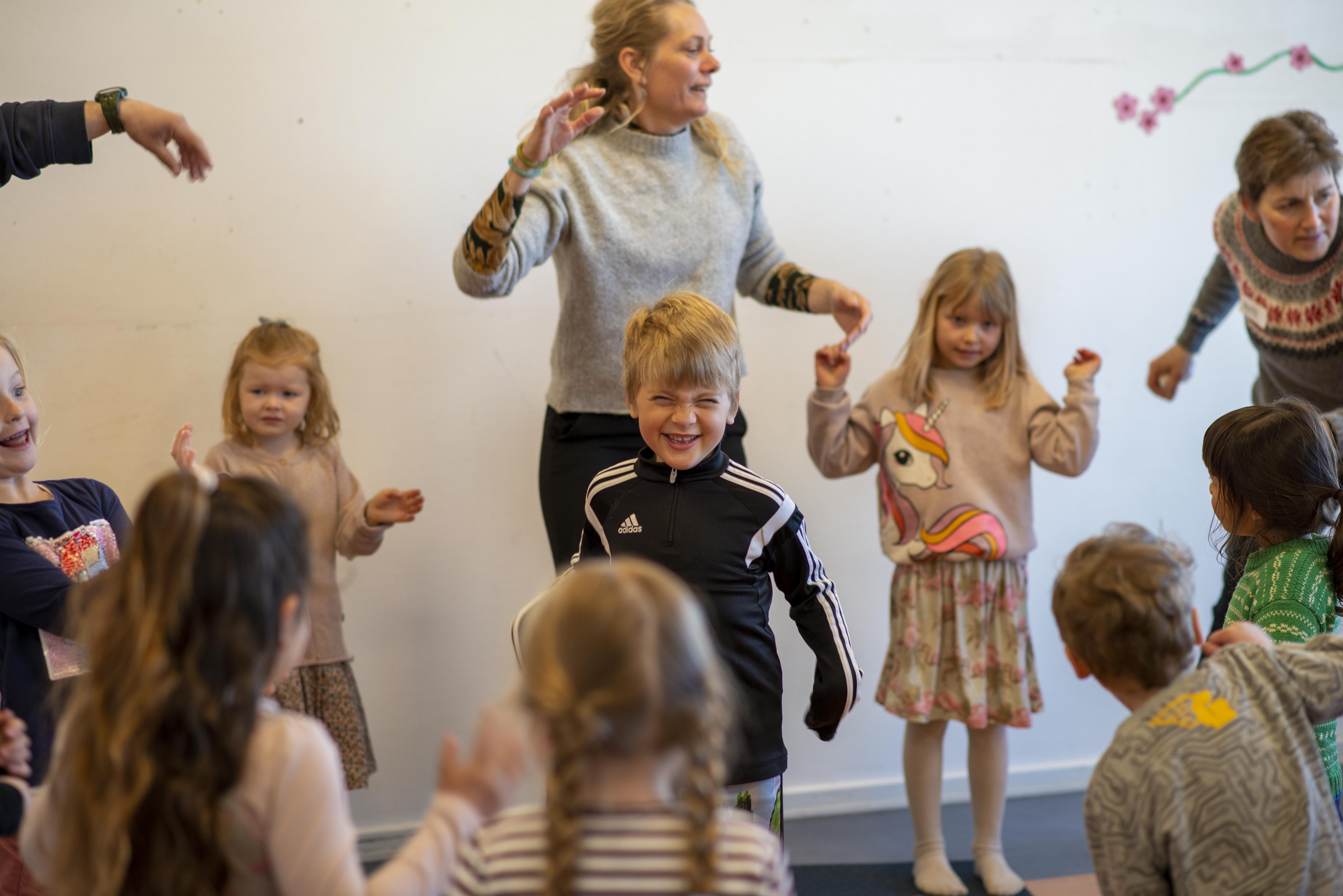 Børn og voksne der danser