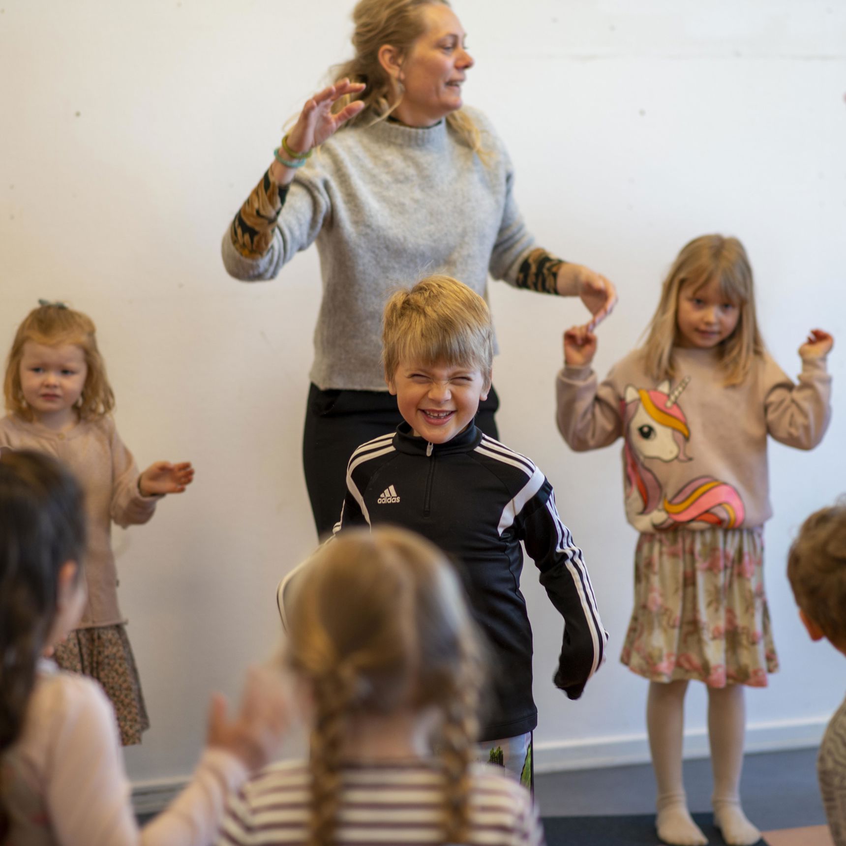 Børn og voksne der danser