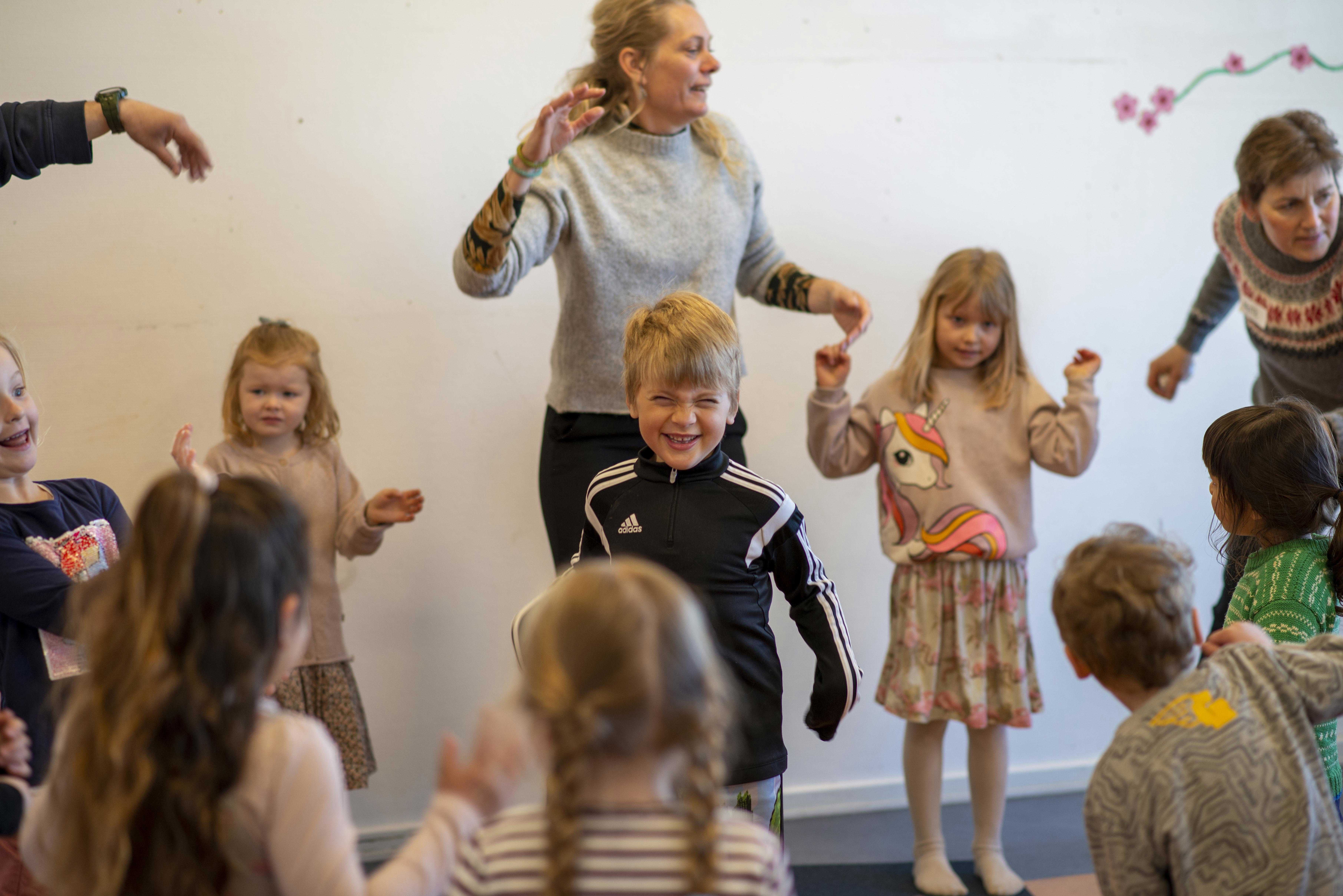 Børn og voksne der danser