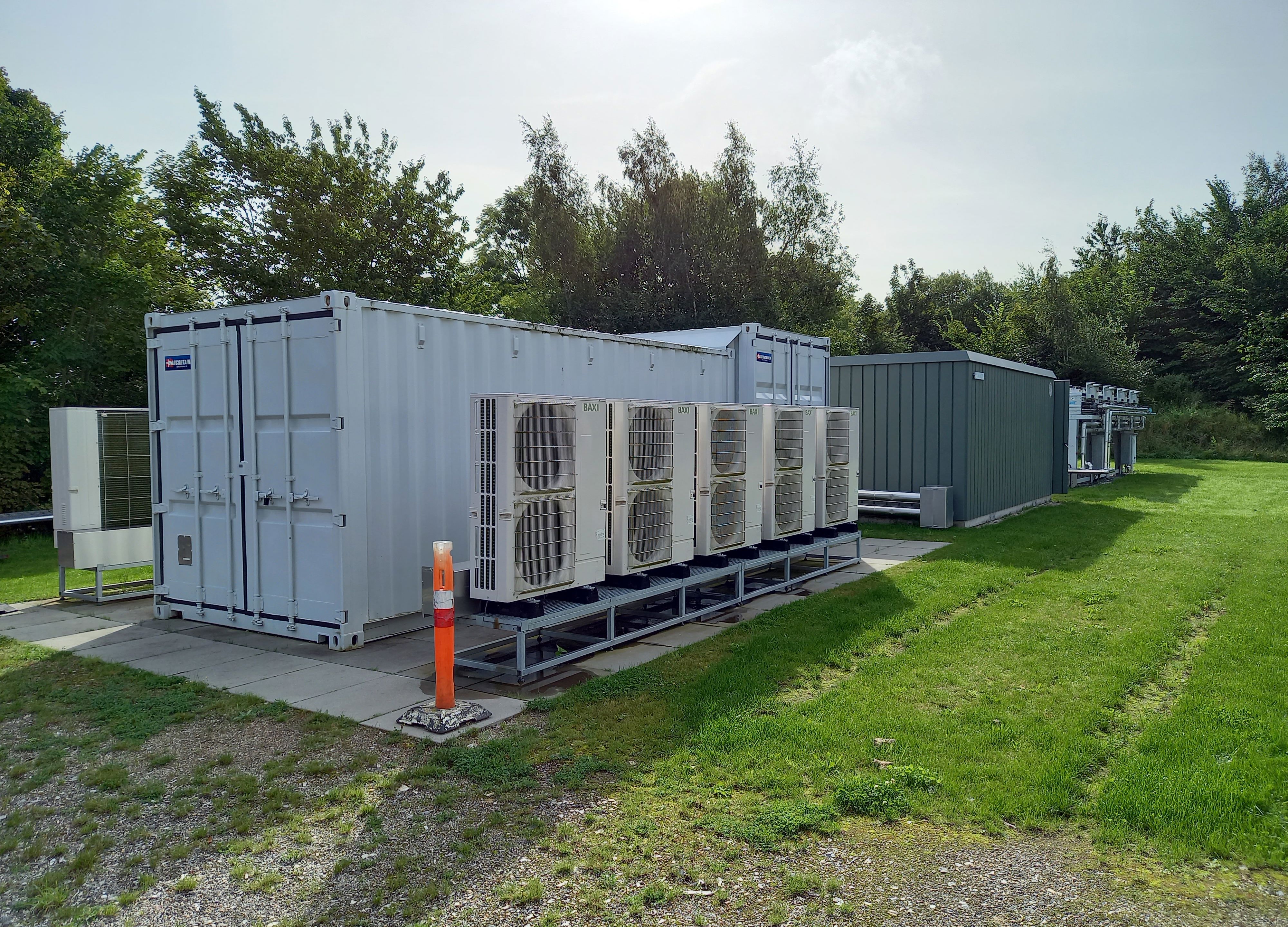 To containere med fjernvarmeudstyr og luftoptagere
